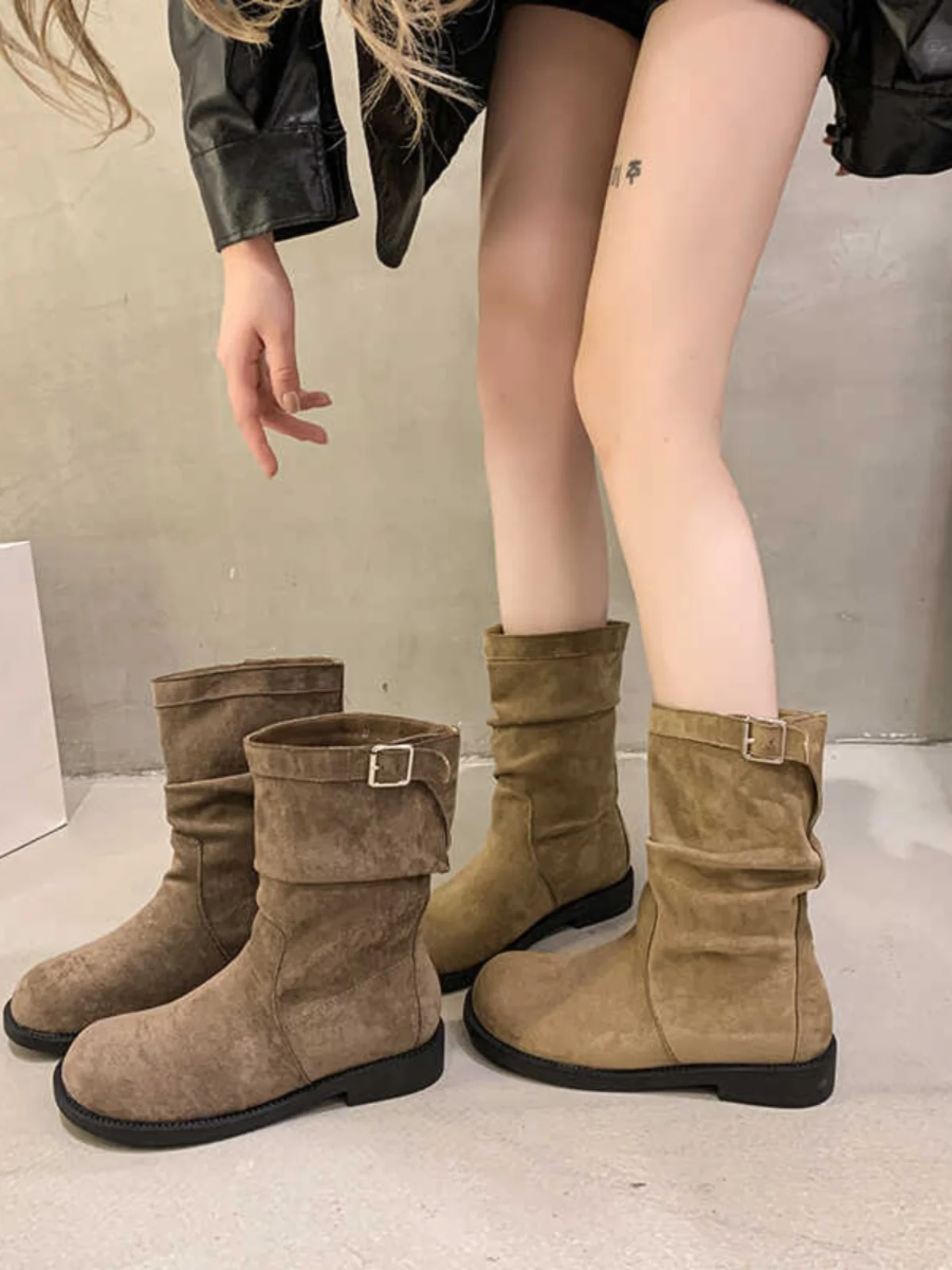 Женские ботинки до середины икры на низком каблуке в стиле ретро, новинка 2025, осень-зима, сапоги с сложенной или бархатной поверхностью, универсальные корейские ботинки
Женские ботинки до середины икры на низком каблуке в стиле ретро, новинка 2025, осень-зима, сапоги с сложенной или бархатной поверхностью, универсальные корейские ботинки