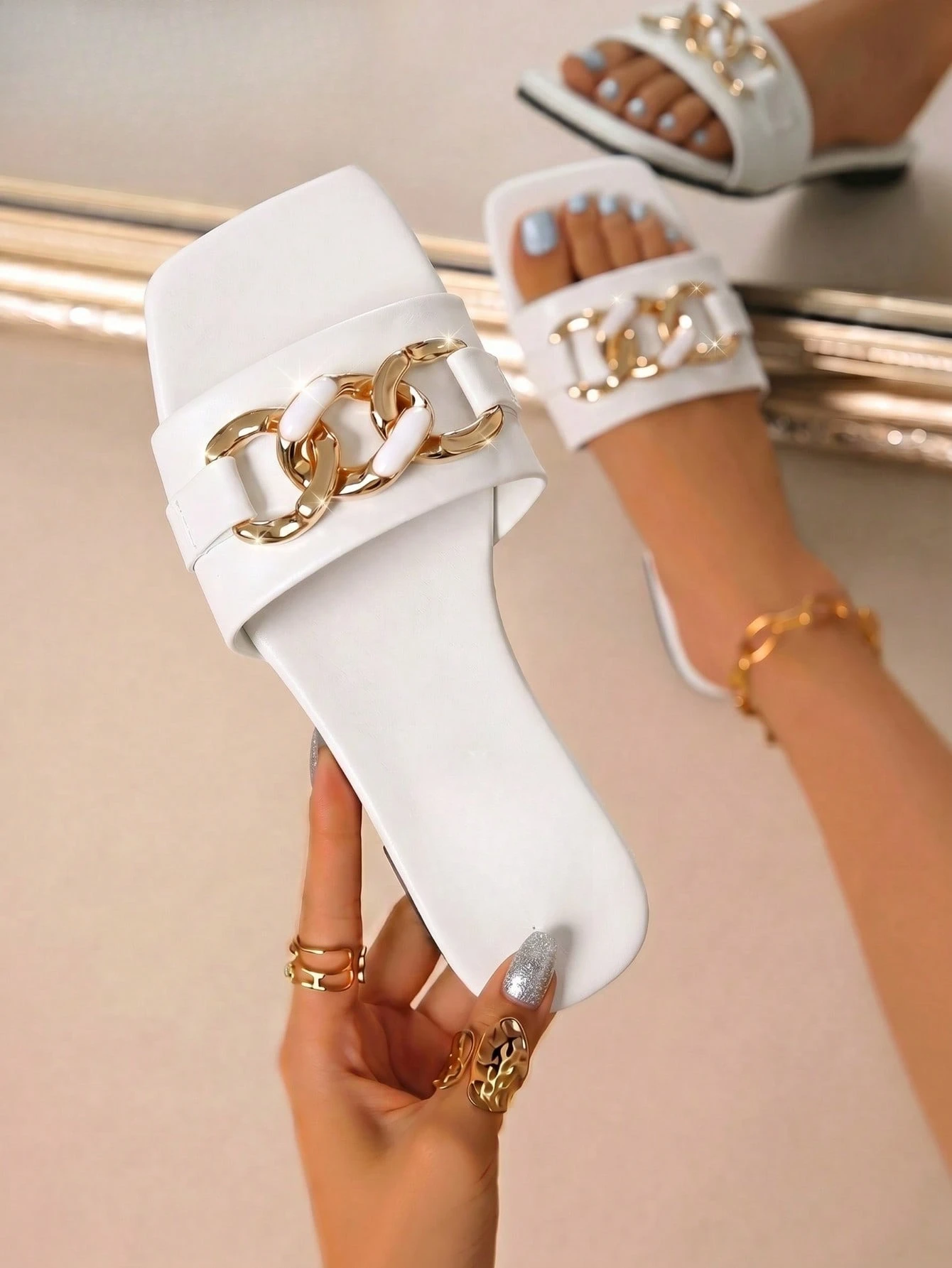 White Metal Chain Square Toe Flat Women's Fashion Slippers, Simple Solid White Upper + Luxurious Double Chain Rhinestone Decor, Soft Sole Non-Slip Durable Comfortable, Versatile Flattering Fit For Vacation, Commute, Shopping, Party, Spri
White Metal Chain Square Toe Flat Women's Fashion Slippers, Simple Solid White Upper + Luxurious Double Chain Rhinestone Decor, Soft Sole Non-Slip Durable Comfortable, Versatile Flattering Fit For Vacation, Commute, Shopping, Party, Spri
