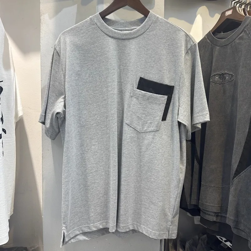 Classci Мужская одежда Дизайнерская футболка с двойными карманами High Street Повседневная серая свободная футболка с коротким рукавом для мужчин и женщин Летняя повседневная футболка
Classci Мужская одежда Дизайнерская футболка с двойными карманами High Street Повседневная серая свободная футболка с коротким рукавом для мужчин и женщин Летняя повседневная футболка