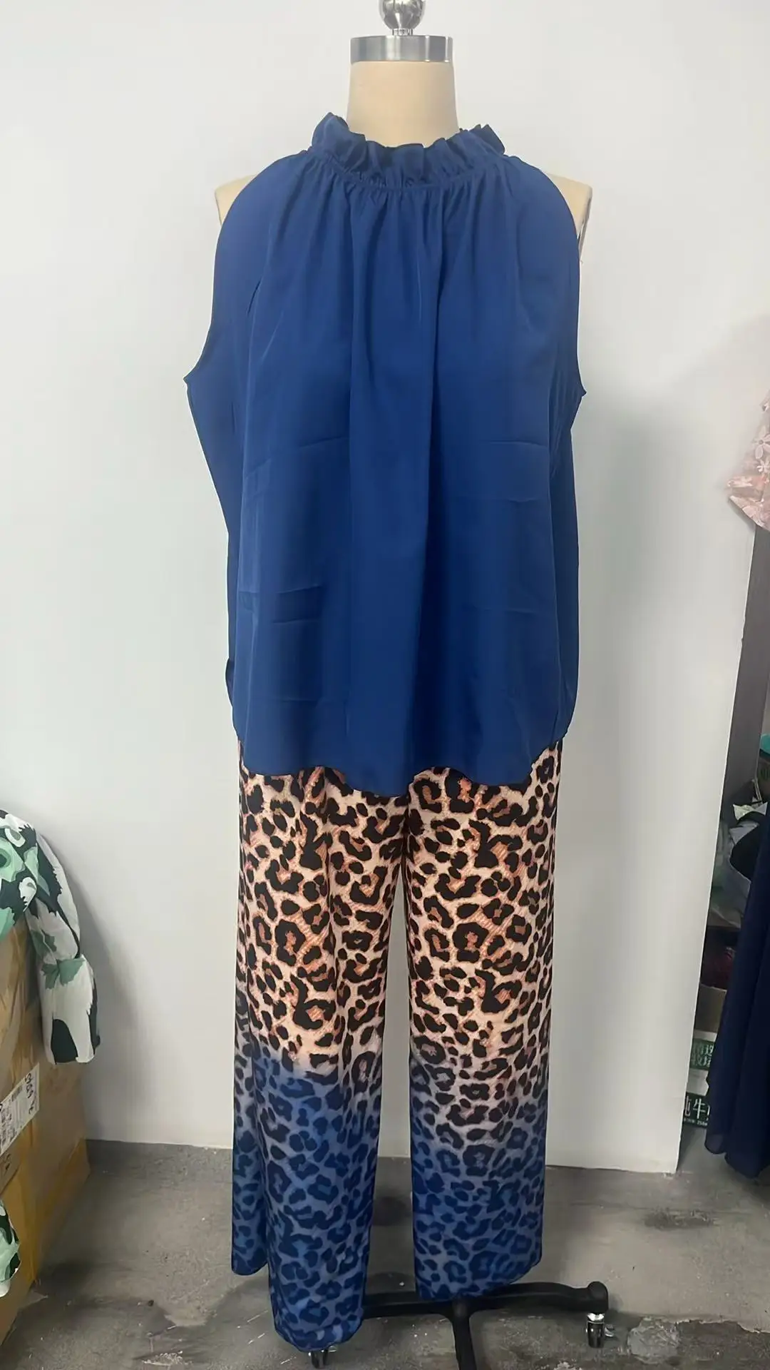 Women 2 Piece Summer Outfits Sleeveless Halter Pullover Top + Leopard Print Gradient Wide Leg Pants Casual Simple Set
Women 2 Piece Summer Outfits Sleeveless Halter Pullover Top + Leopard Print Gradient Wide Leg Pants Casual Simple Set