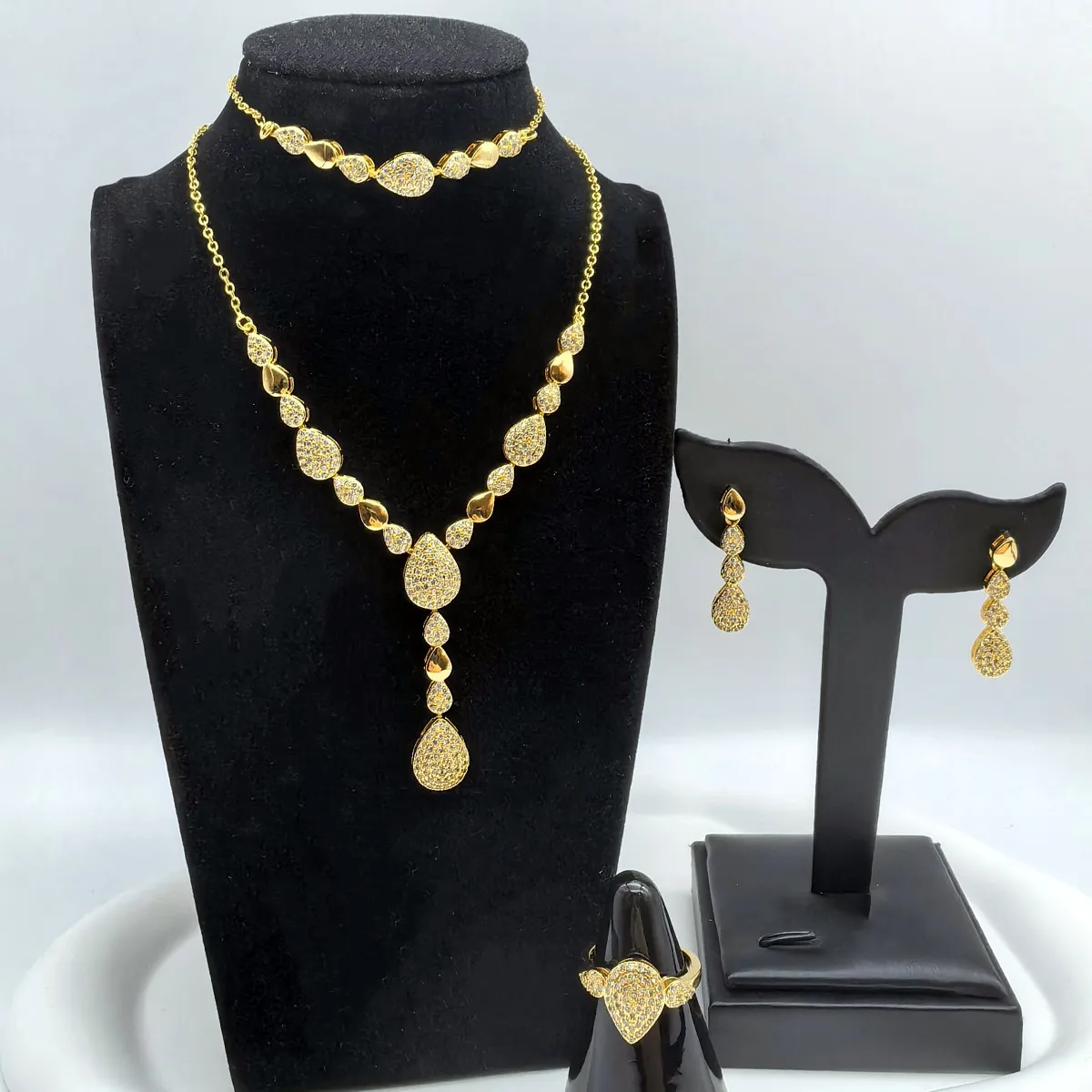 2025 New Design Women 3A Class Zircon Copper Material Drop Shape 4 in 1 Luxury Wedding Party Jewelry Sets
2025 New Design Women 3A Class Zircon Copper Material Drop Shape 4 in 1 Luxury Wedding Party Jewelry Sets