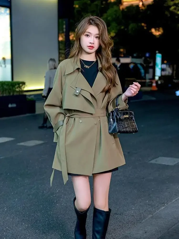 2025 Autumn New Women's Green Elegant Vintage Wear European American Style Versatile Short Windbreaker Coat Simple Fashion Trend
2025 Autumn New Women's Green Elegant Vintage Wear European American Style Versatile Short Windbreaker Coat Simple Fashion Trend