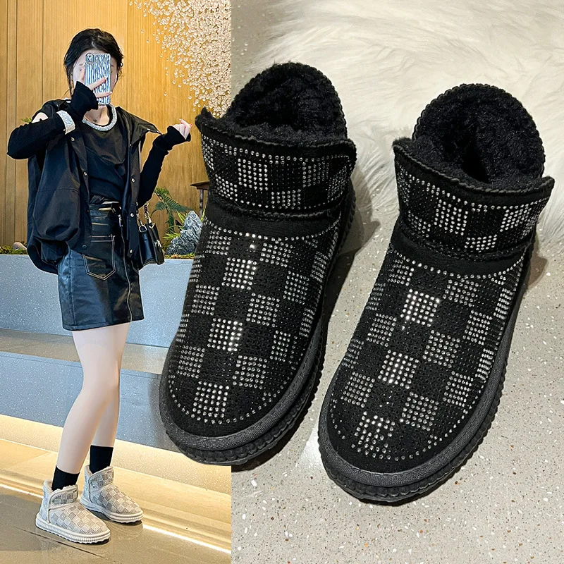 Women's Short Fur Lined Snow Boots Flat Bottom Anti-Slip Thickened Winter Warm Cotton Shoes Diamond Decorated Korean Style
Women's Short Fur Lined Snow Boots Flat Bottom Anti-Slip Thickened Winter Warm Cotton Shoes Diamond Decorated Korean Style