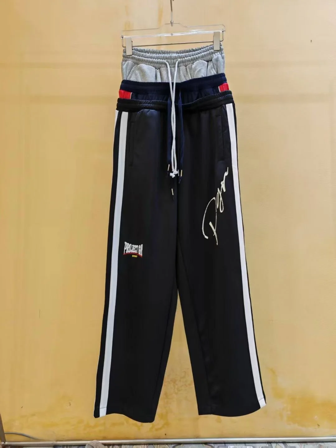 Спортивные брюки High Street Ailz Project 24ss с вышивкой на поясе, в стиле пэчворк, в полоску, свободного кроя, прямые штанины, на резинке
Спортивные брюки High Street Ailz Project 24ss с вышивкой на поясе, в стиле пэчворк, в полоску, свободного кроя, прямые штанины, на резинке