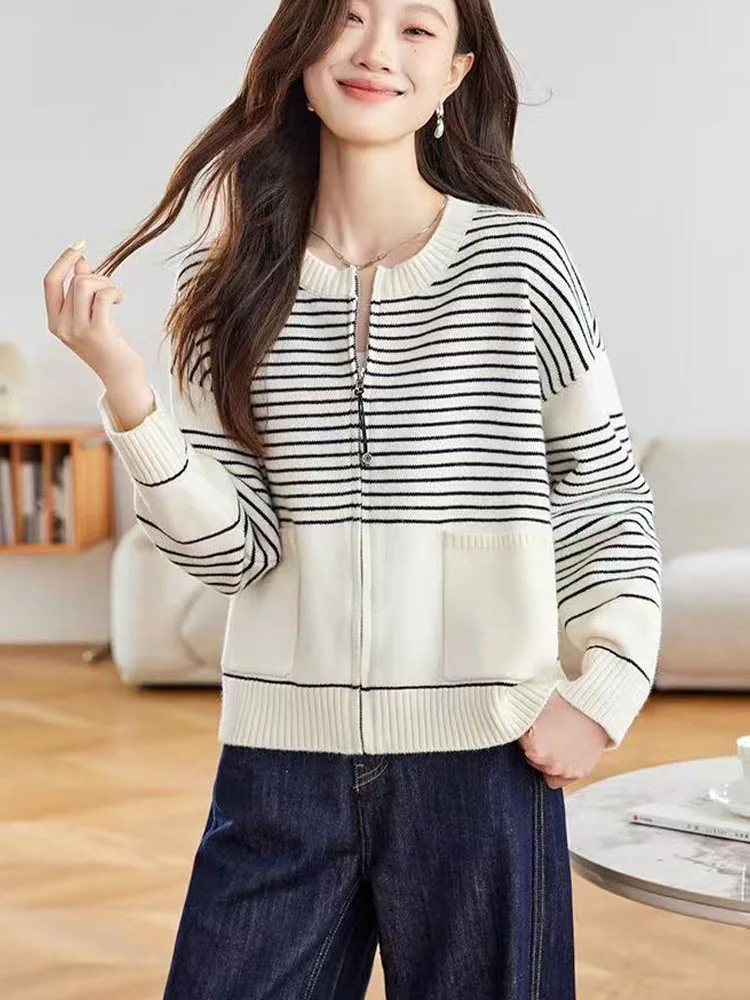Раннеосенний повседневный свободный женский вязаный кардиган в полоску на молнии, удобная мягкая верхняя одежда с длинными рукавами и круглым вырезом
Раннеосенний повседневный свободный женский вязаный кардиган в полоску на молнии, удобная мягкая верхняя одежда с длинными рукавами и круглым вырезом