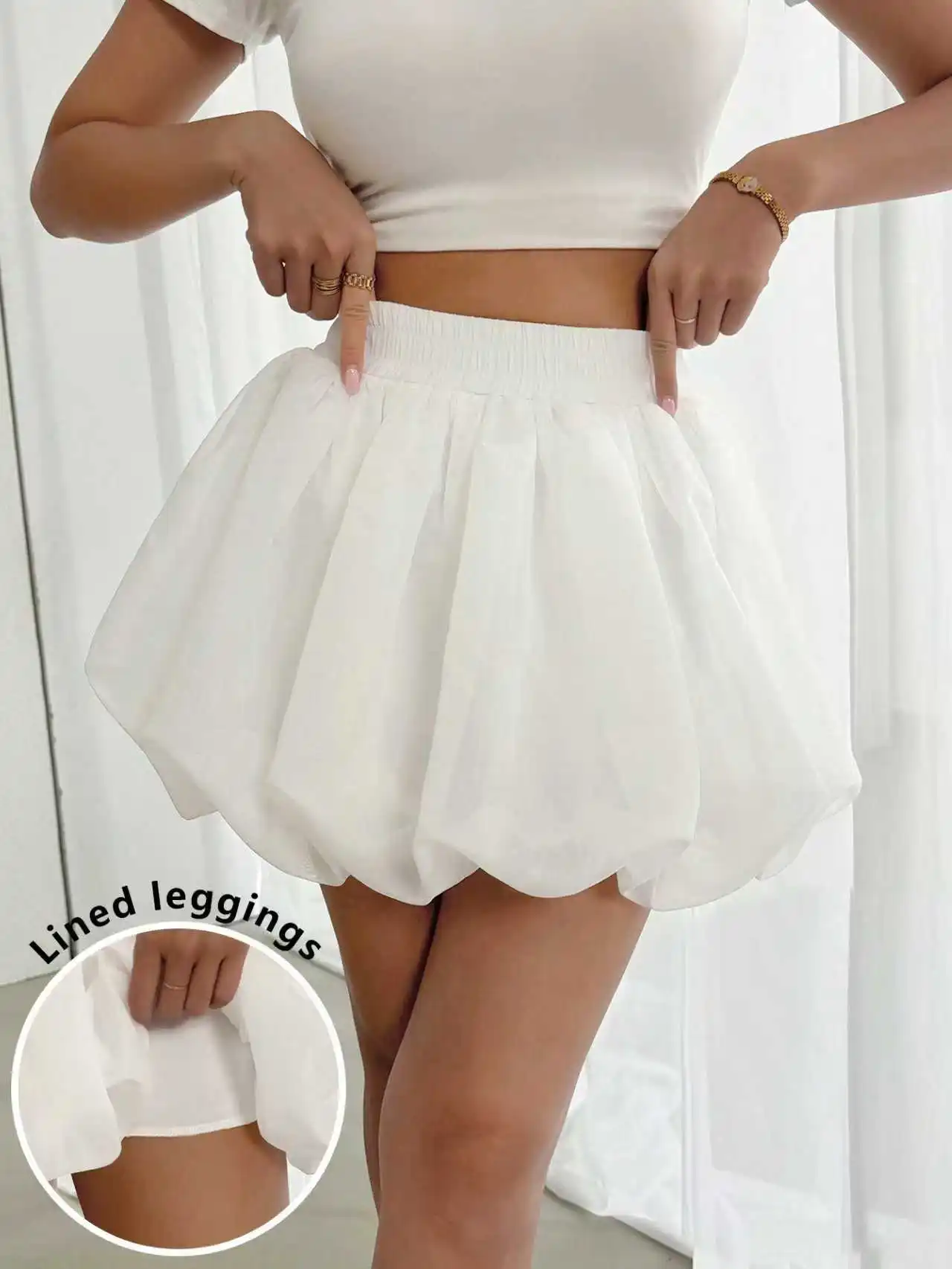 Женская однотонная короткая юбка на весну и лето, повседневная и универсальная.
Женская однотонная короткая юбка на весну и лето, повседневная и универсальная.