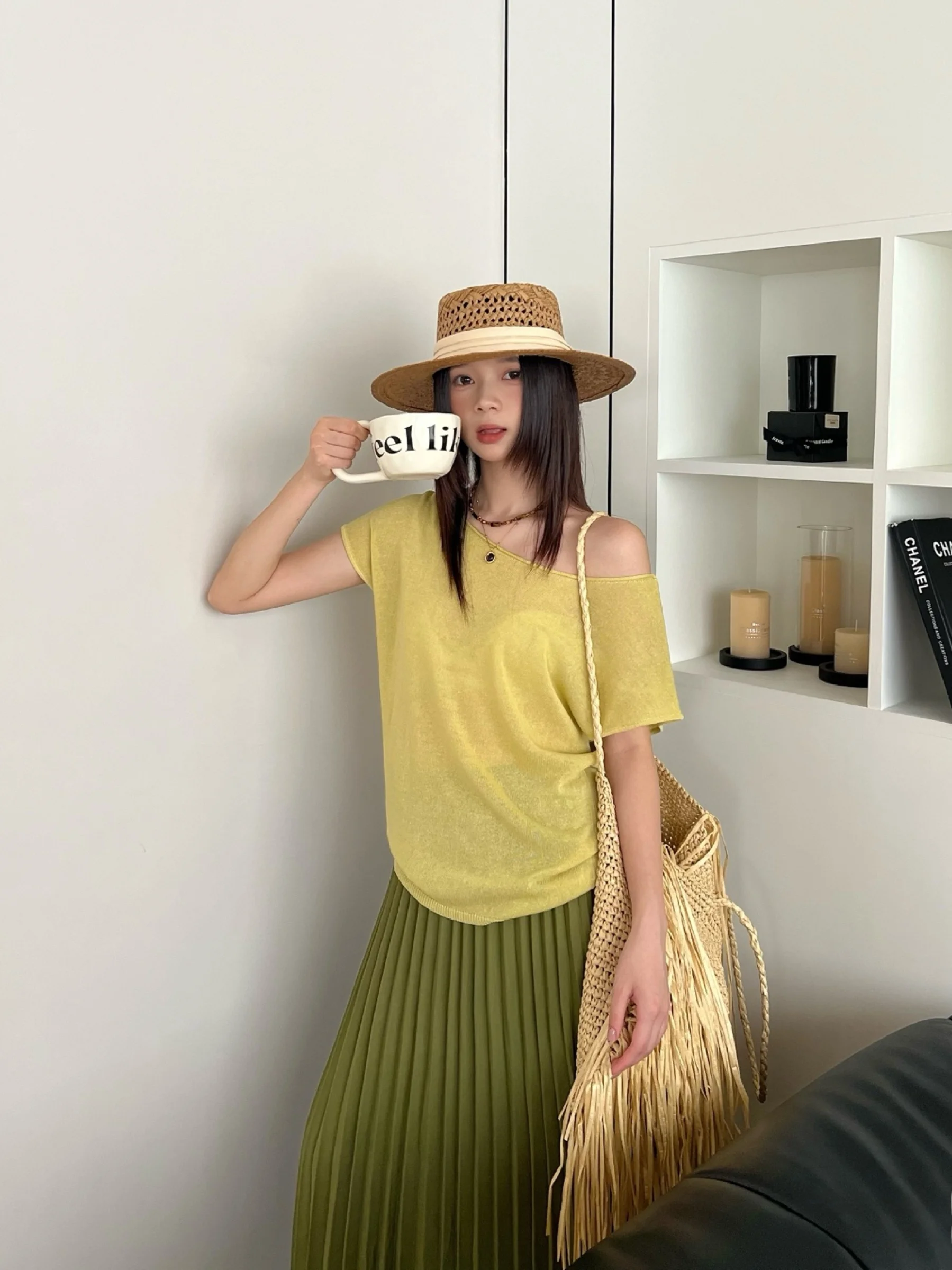 Korean Style Loose Fit Short Sleeve Knitted Top Women's Summer Slimming Color Casual Fashion Shoulder Bared Thin Model
Korean Style Loose Fit Short Sleeve Knitted Top Women's Summer Slimming Color Casual Fashion Shoulder Bared Thin Model