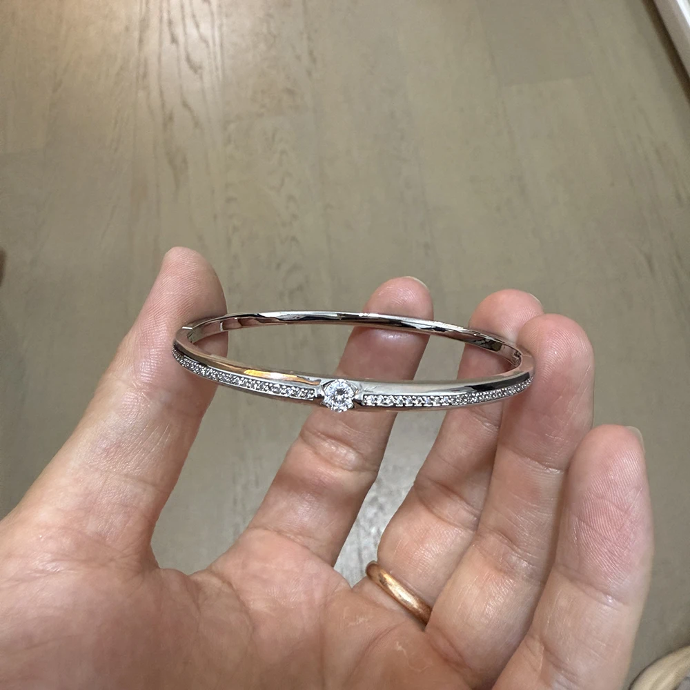 2025New Top Quality Fashion Silver Color Jewelry For Women Design Bangle Classic and Simple Style, Suitable for Women Daily Wear
2025New Top Quality Fashion Silver Color Jewelry For Women Design Bangle Classic and Simple Style, Suitable for Women Daily Wear