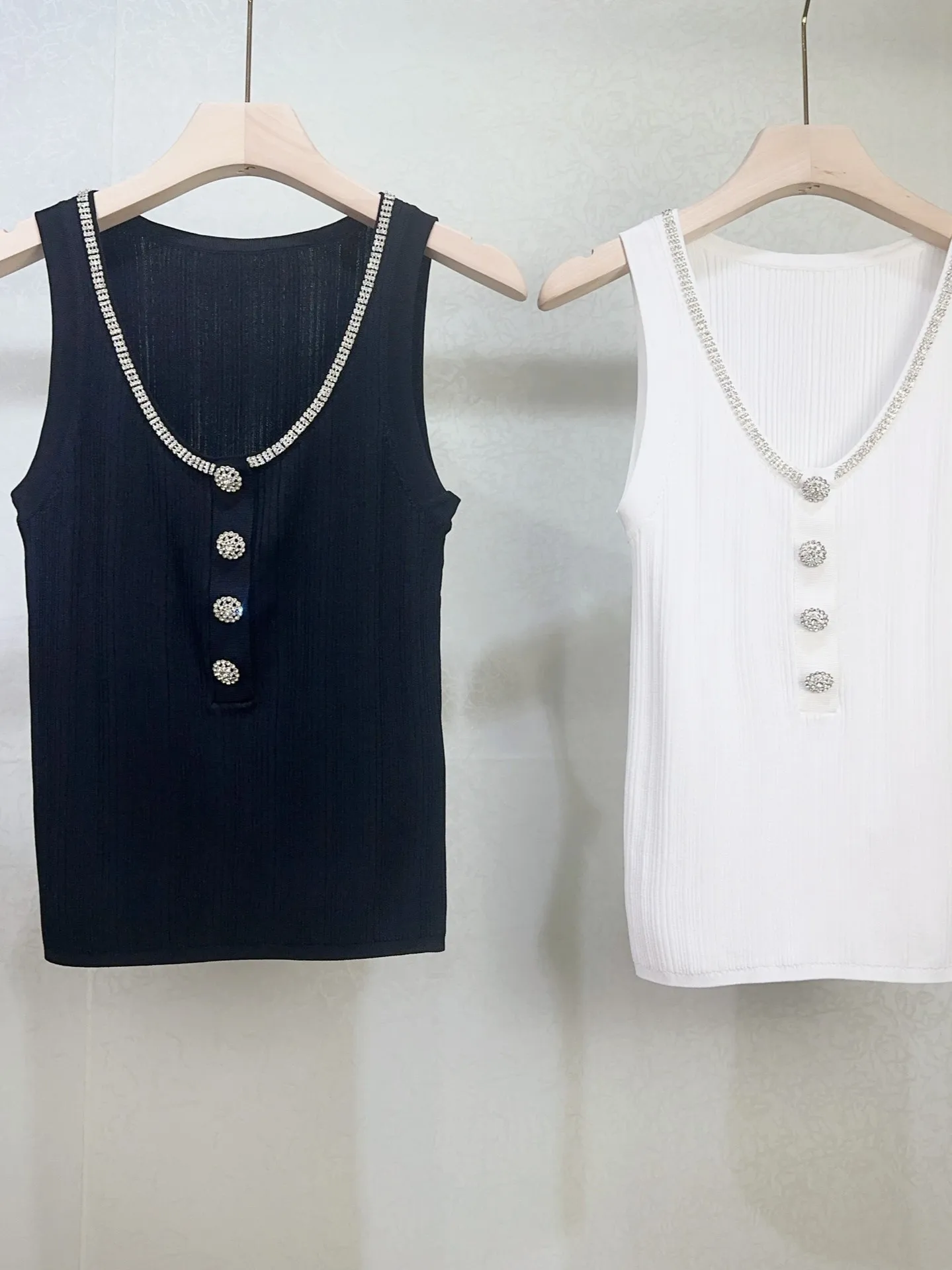 Women Knitted Tank Tops Beaded U-Neck Sleeveless Rhinestone Buttons Sexy Summer 2024 Vest
Women Knitted Tank Tops Beaded U-Neck Sleeveless Rhinestone Buttons Sexy Summer 2024 Vest
