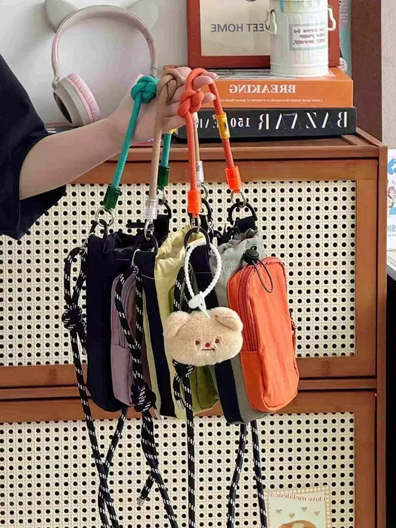 Легкая сумка-мессенджер через плечо, вертикальная сумка для телефона, мини-чехол для мобильного телефона, сумка через плечо
Легкая сумка-мессенджер через плечо, вертикальная сумка для телефона, мини-чехол для мобильного телефона, сумка через плечо