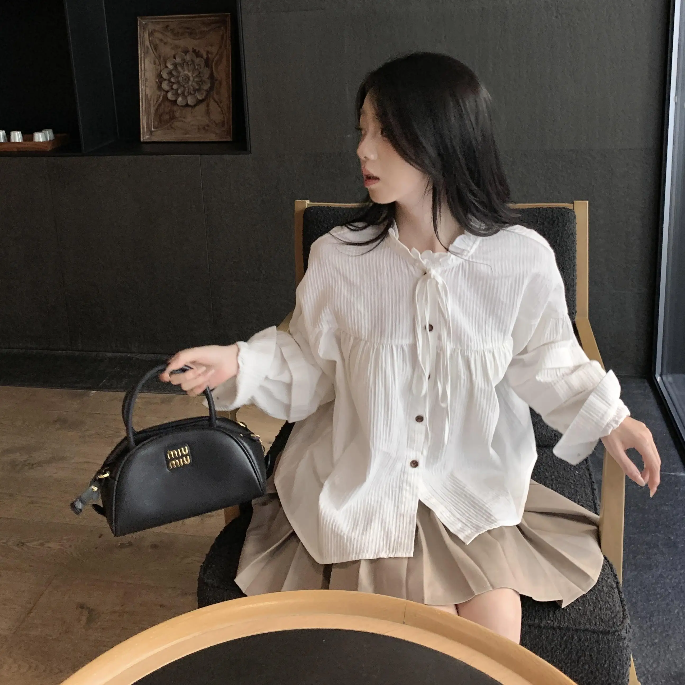 Женская блузка Zhang Осень 2024: Новинка, винтажный дизайн, плиссированный воротник с рюшами, длинный рукав, свободный крой, милый стиль
Женская блузка Zhang Осень 2024: Новинка, винтажный дизайн, плиссированный воротник с рюшами, длинный рукав, свободный крой, милый стиль