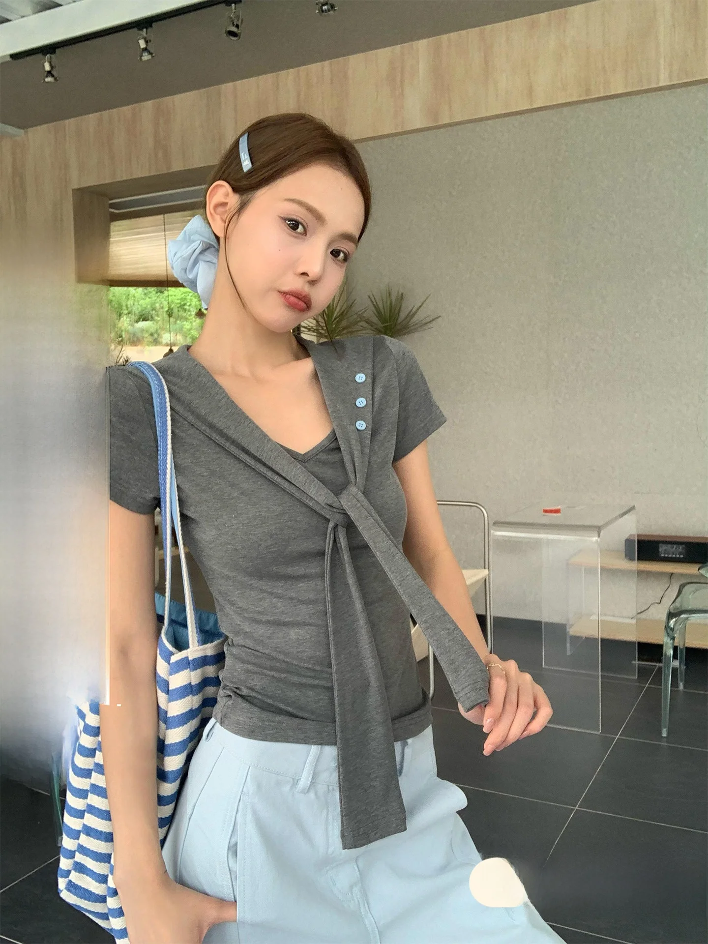 Женская летняя цветная футболка с V-образным вырезом, облегающая рубашка в Корейском стиле для поездок на работу, текстовый узор
Женская летняя цветная футболка с V-образным вырезом, облегающая рубашка в Корейском стиле для поездок на работу, текстовый узор