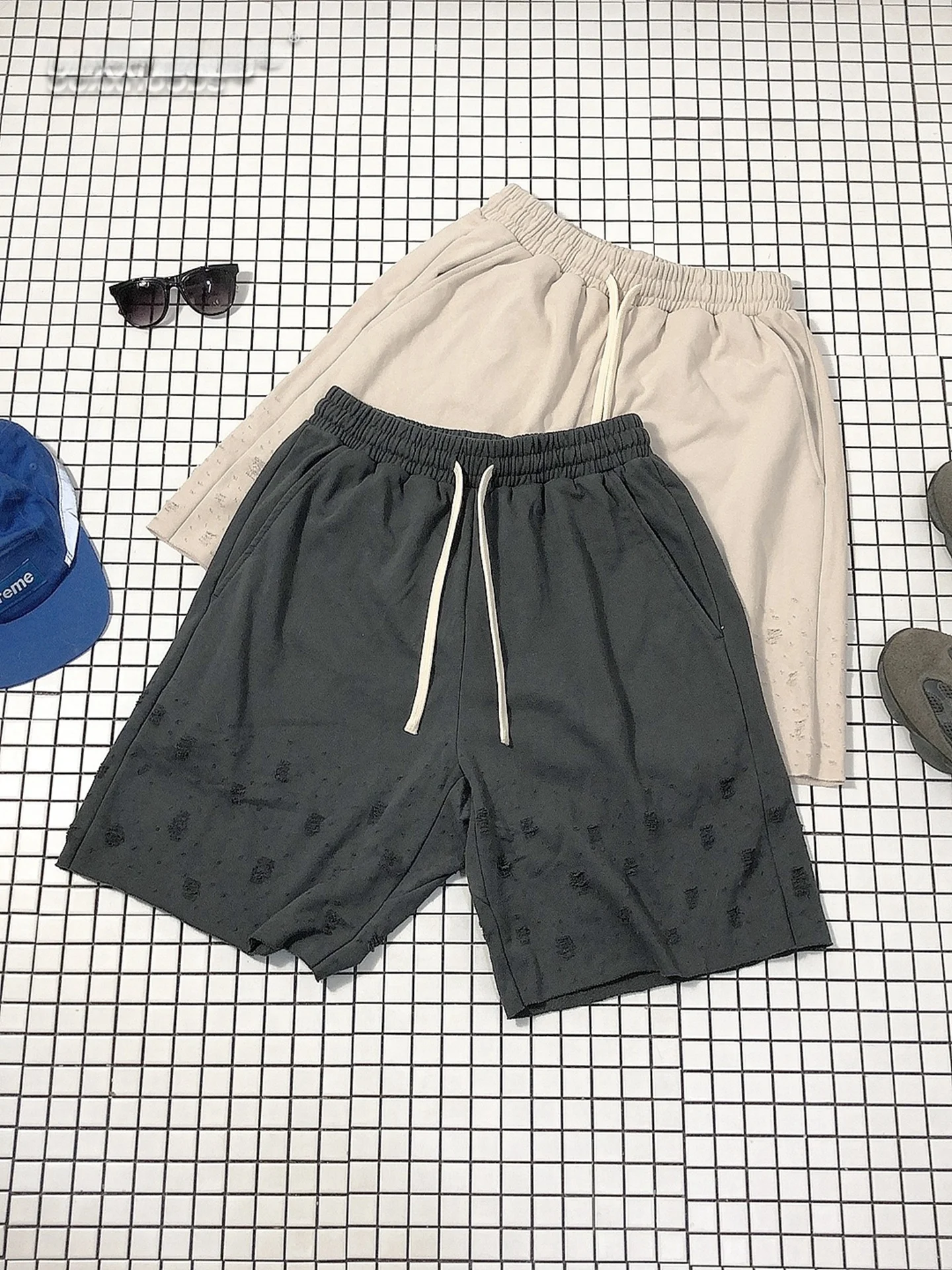 Бесшовные повседневные спортивные шорты с манжетами в стиле High Street Kanye, оригинальные, с эффектом потертости, свободного кроя, из хлопка
Бесшовные повседневные спортивные шорты с манжетами в стиле High Street Kanye, оригинальные, с эффектом потертости, свободного кроя, из хлопка