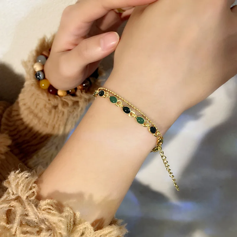 A stylish double bracelet with an elegant emerald two-tone adjustable chain, perfect for a love anniversary gift.
A stylish double bracelet with an elegant emerald two-tone adjustable chain, perfect for a love anniversary gift.
