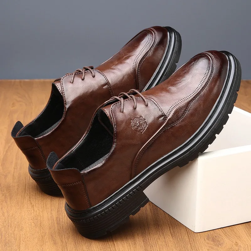 Черные свадебные туфли на платформе, мужские повседневные деловые дизайнерские роскошные туфли, мужские коричневые модельные туфли высокого качества, кожаные
Черные свадебные туфли на платформе, мужские повседневные деловые дизайнерские роскошные туфли, мужские коричневые модельные туфли высокого качества, кожаные