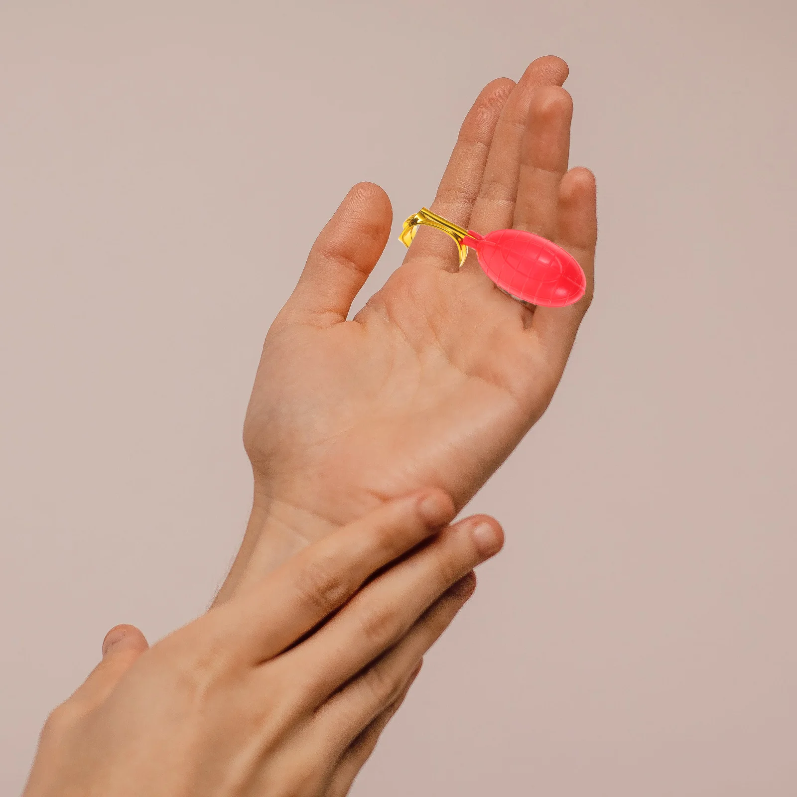 6Pcs Creative Water Spray Ring Prank Prop April Fools Day Party Favors Festival Tricky Water Spray Ring April Fool's Day Props
6Pcs Creative Water Spray Ring Prank Prop April Fools Day Party Favors Festival Tricky Water Spray Ring April Fool's Day Props