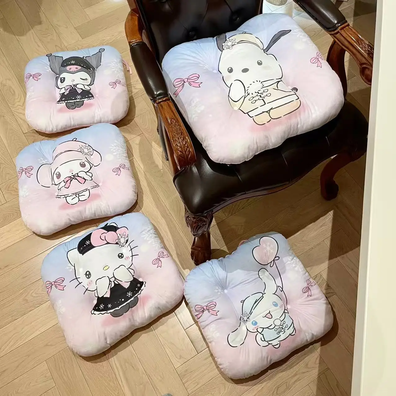 Подушка с мультяшным узором и принтом Cinnamoroll Pochacco Kuromi My Melody, подушка для сиденья, подушка для сидения, нескользящая домашняя декорация
Подушка с мультяшным узором и принтом Cinnamoroll Pochacco Kuromi My Melody, подушка для сиденья, подушка для сидения, нескользящая домашняя декорация