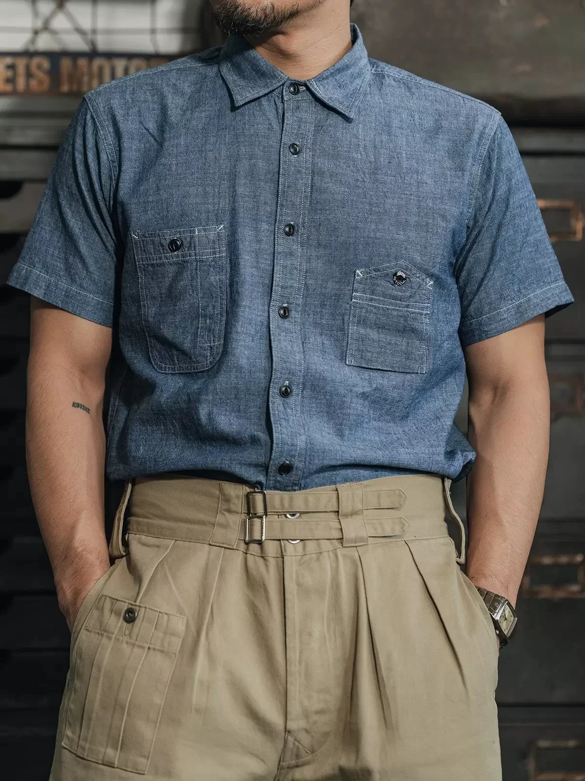 Non Stock Cigarette Pocket Chambray Shirt WWII Simplified Version Mens Short-Sleeve Work Shirt
Non Stock Cigarette Pocket Chambray Shirt WWII Simplified Version Mens Short-Sleeve Work Shirt