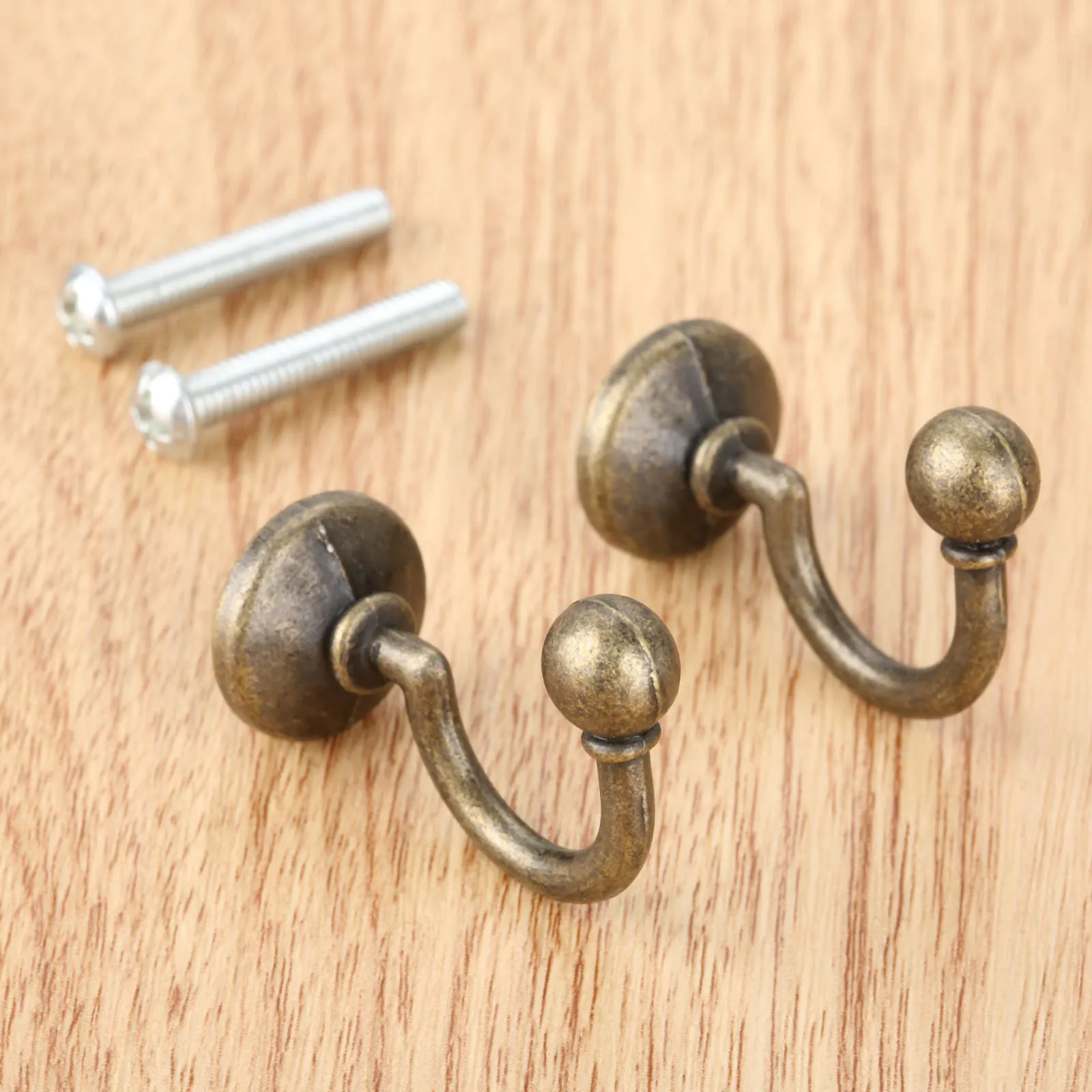 1pc Clothes Hook Hook Heavy Duty Double-hung Clothes Hook Hat Hook with 2 Screws 32*23mm
1pc Clothes Hook Hook Heavy Duty Double-hung Clothes Hook Hat Hook with 2 Screws 32*23mm