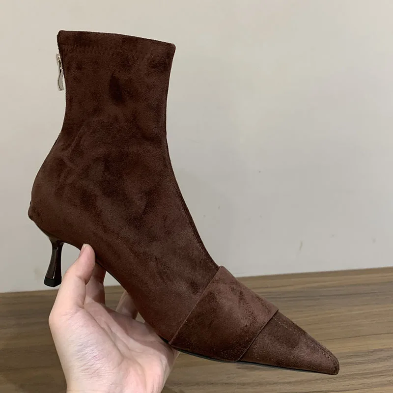 2025 Черные зимние новые брендовые женские ботильоны, модные женские элегантные ботинки «Челси» с острым носком, модельные туфли-лодочки на тонком высоком каблуке
2025 Черные зимние новые брендовые женские ботильоны, модные женские элегантные ботинки «Челси» с острым носком, модельные туфли-лодочки на тонком высоком каблуке