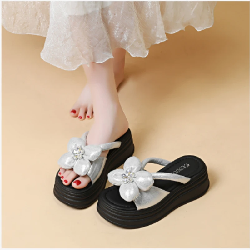 2026 new summer women's thick soled sandals Roman beach shoes
2026 new summer women's thick soled sandals Roman beach shoes
