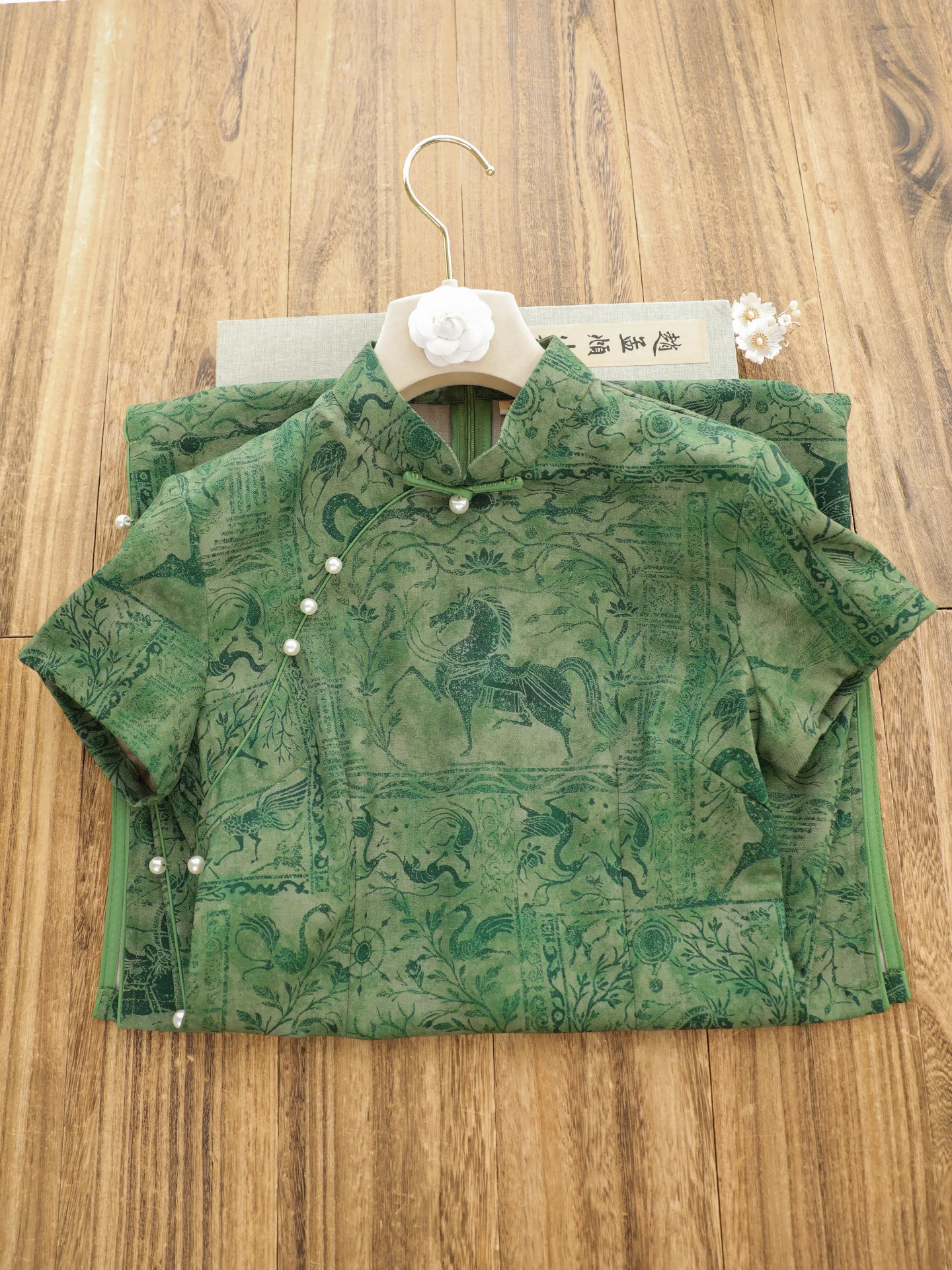 Young Style Short Sleeve Green Retro Chinese New Flag Dress Women's 2026 Spring Summer New Office Wearable Long
Young Style Short Sleeve Green Retro Chinese New Flag Dress Women's 2026 Spring Summer New Office Wearable Long