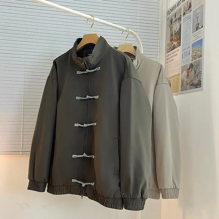 Весенне-осенний свободный крой с воротником-молнией Jaet, новая мужская верхняя одежда в китайском стиле, размер-стойка, длинное волокно из полиэстера 
Весенне-осенний свободный крой с воротником-молнией Jaet, новая мужская верхняя одежда в китайском стиле, размер-стойка, длинное волокно из полиэстера