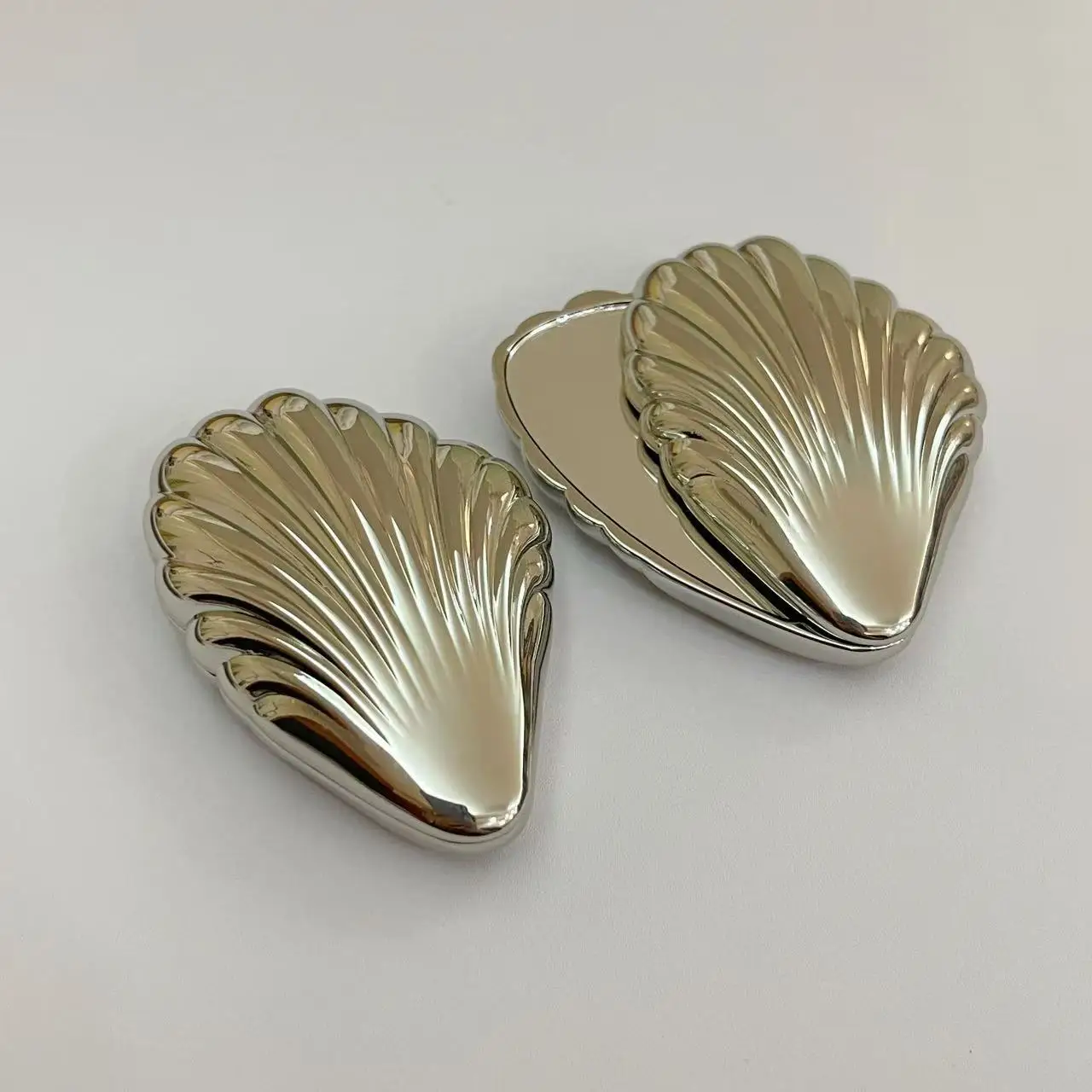 Seashell Shape Double Sided Compact Mirror, Twist Handheld Portable Makeup Mirror for Purse, Mini Beauty Tool
Seashell Shape Double Sided Compact Mirror, Twist Handheld Portable Makeup Mirror for Purse, Mini Beauty Tool