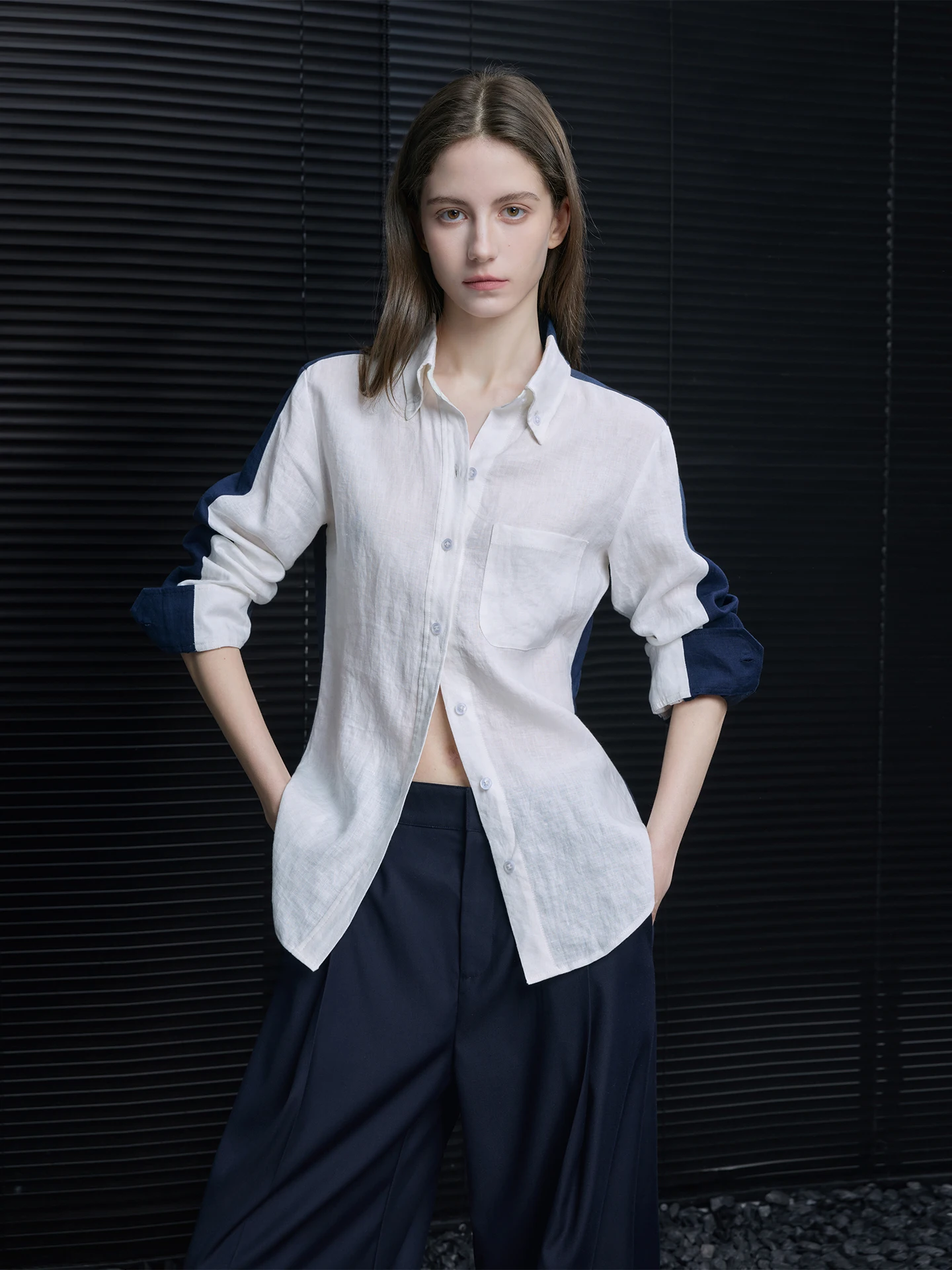 Белая льняная рубашка с длинным рукавом для женщин, контрастная расцветка, уличный стиль, приталенный крой, весна 2026, элегантная, молодежная, трендовая
Белая льняная рубашка с длинным рукавом для женщин, контрастная расцветка, уличный стиль, приталенный крой, весна 2026, элегантная, молодежная, трендовая