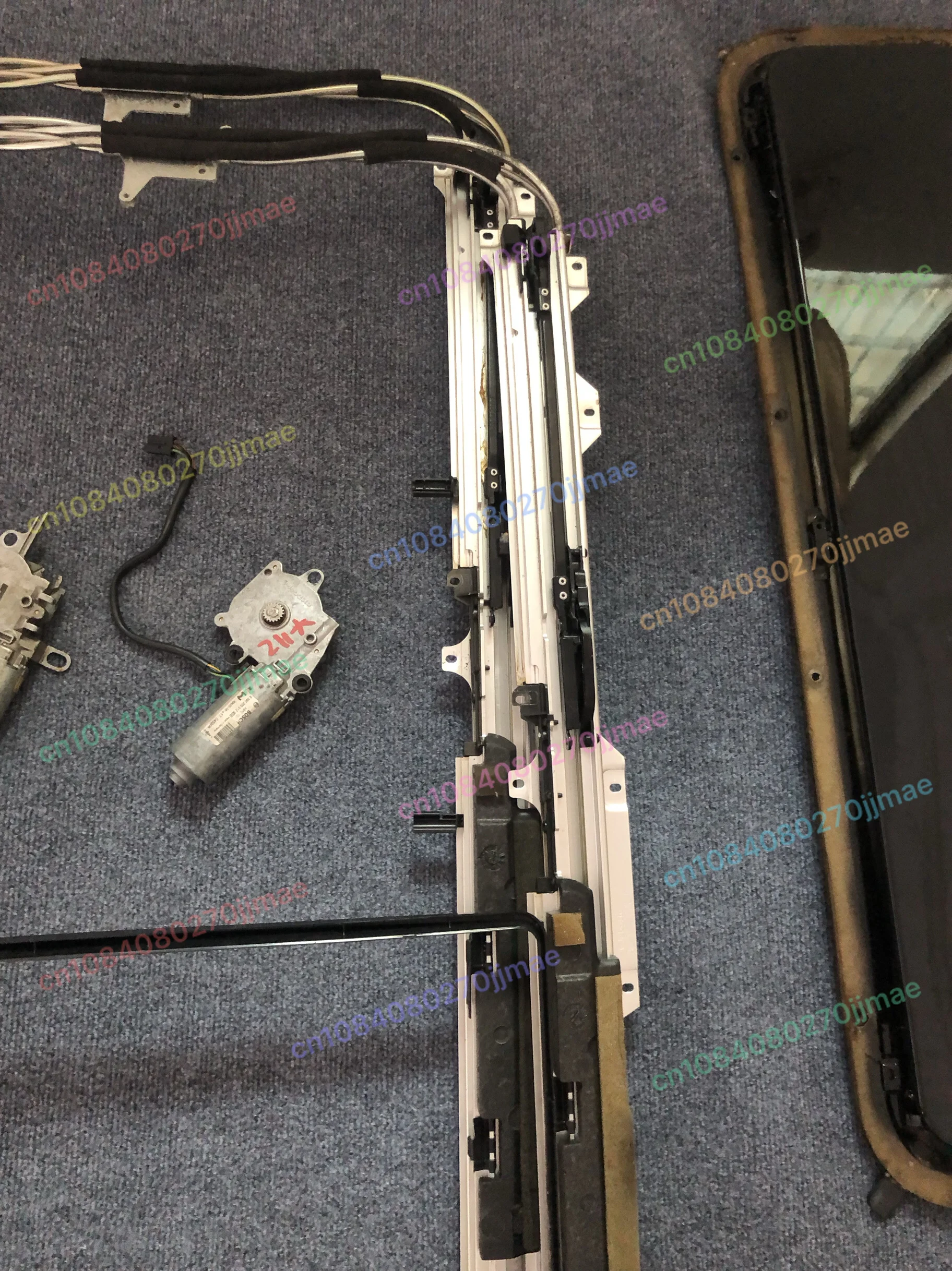 Suitable for Mercedes-Benz E240 E280 E300 W211 Sunroof Bracket, Track, Frame, Slide Glass Motor Roller Shutter
Suitable for Mercedes-Benz E240 E280 E300 W211 Sunroof Bracket, Track, Frame, Slide Glass Motor Roller Shutter