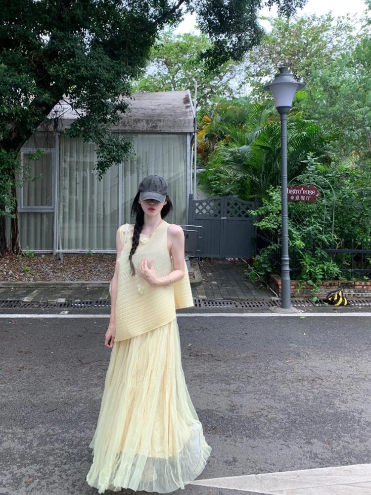 2025 summer new French style gentle style heavy industry three-dimensional flower vest pleated skirt womeb fashion set
2025 summer new French style gentle style heavy industry three-dimensional flower vest pleated skirt womeb fashion set