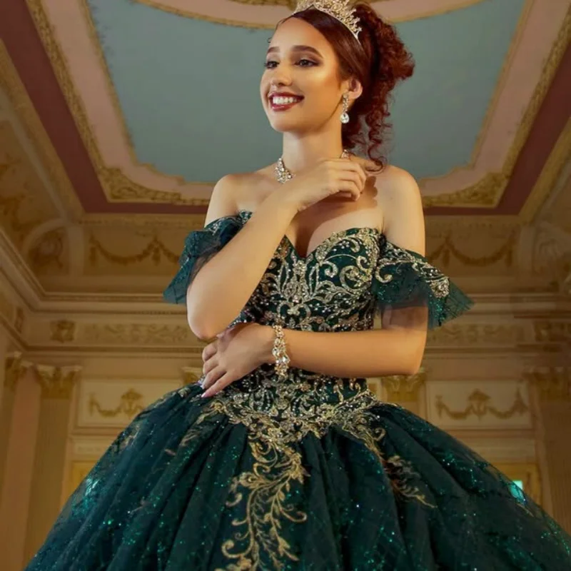 Shiny dark green Quinceanera Dress off-shoulder Crystal Decal Glitter Lace Bow Long tail Vestidos De 15 Quinceanera Customize
Shiny dark green Quinceanera Dress off-shoulder Crystal Decal Glitter Lace Bow Long tail Vestidos De 15 Quinceanera Customize