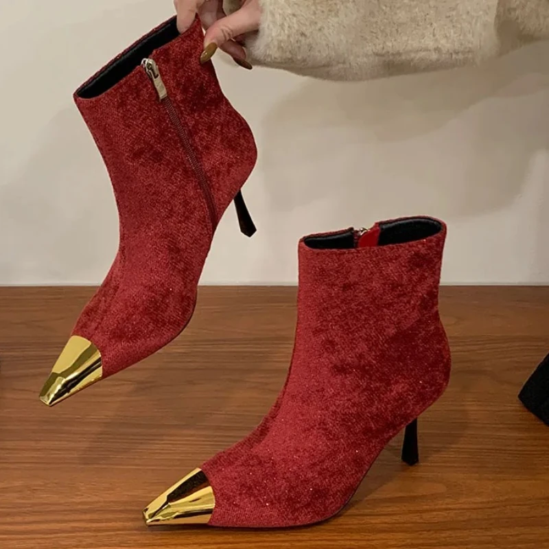 Сексуальные ботильоны с металлическим острым носком, женские бархатные боковые молнии, дизайн на тонком высоком каблуке, современные короткие ботильоны, элегантная дизайнерская обувь для вечеринок
Сексуальные ботильоны с металлическим острым носком, женские бархатные боковые молнии, дизайн на тонком высоком каблуке, современные короткие ботильоны, элегантная дизайнерская обувь для вечеринок