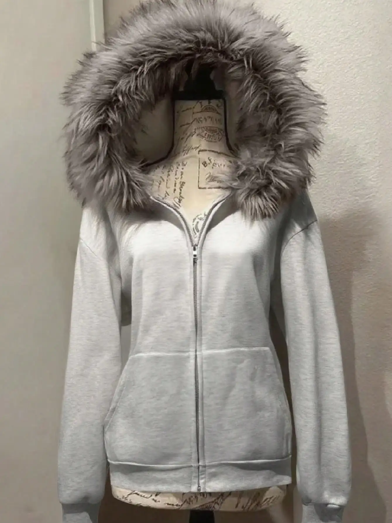 Серая толстовка на молнии с капюшоном и отделкой из искусственного меха, приталенная женская куртка
Серая толстовка на молнии с капюшоном и отделкой из искусственного меха, приталенная женская куртка