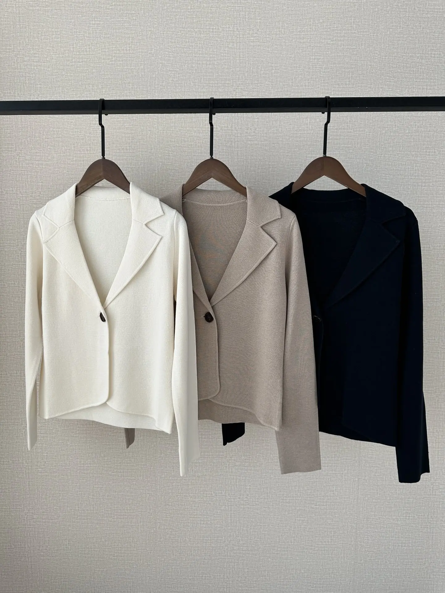 Women Single Button Cardigan Notched Long Sleeve Solid Color Elegant Knitted Sweater
Women Single Button Cardigan Notched Long Sleeve Solid Color Elegant Knitted Sweater