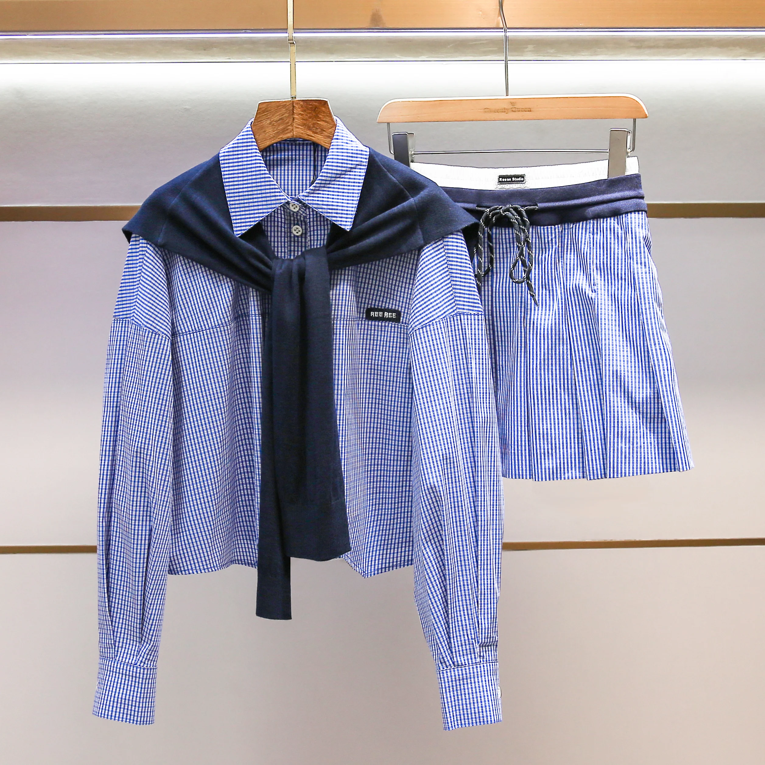 Элитный женский модный комплект Осень 2025: вязаная клетчатая рубашка и плиссированная юбка в студенческом стиле
Элитный женский модный комплект Осень 2025: вязаная клетчатая рубашка и плиссированная юбка в студенческом стиле