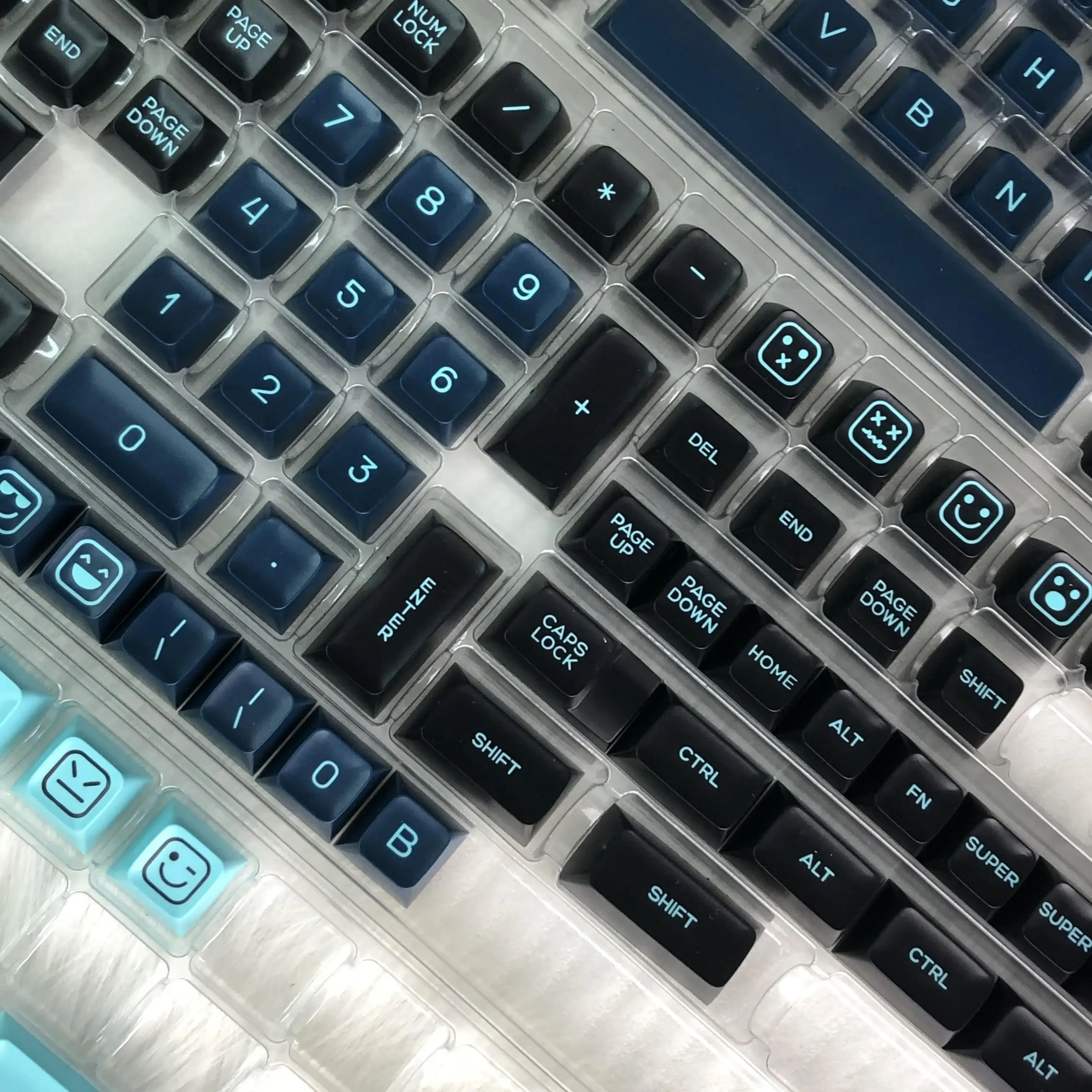 Monster SA keycap two-color injection molding PBT blackout 160-key mechanical wind to give boyfriend gifts to friends
Monster SA keycap two-color injection molding PBT blackout 160-key mechanical wind to give boyfriend gifts to friends