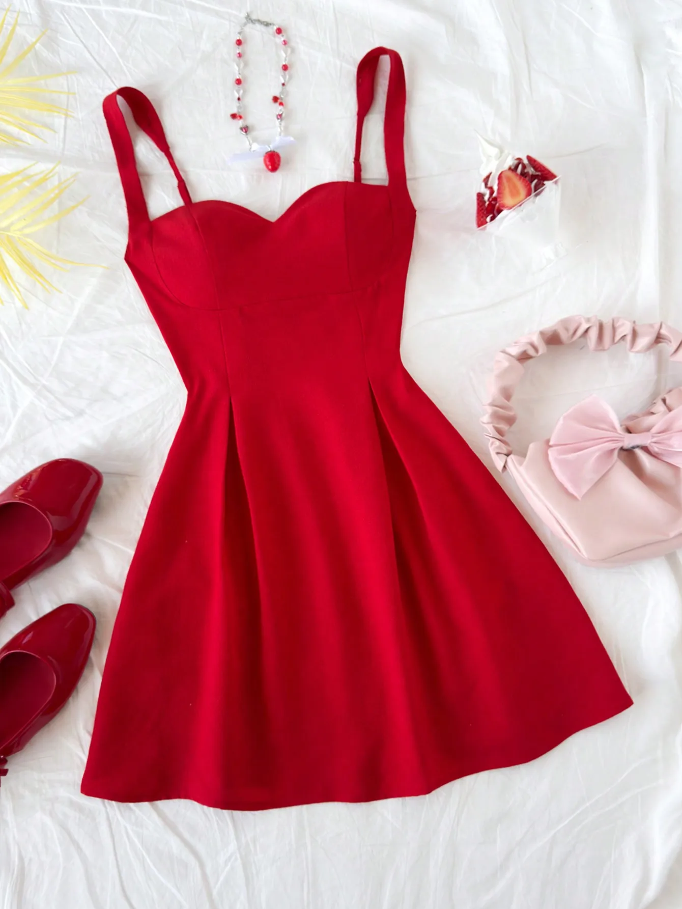 Red Sweetheart Neck A-Line Mini Dress with Pleated Skirt and Thin Straps
Red Sweetheart Neck A-Line Mini Dress with Pleated Skirt and Thin Straps