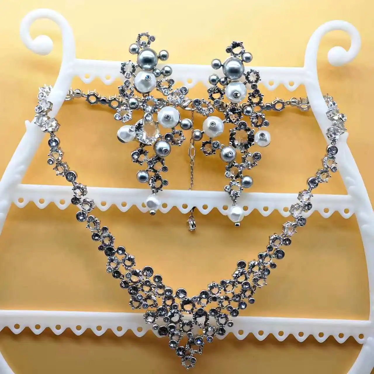 Pure white fashionable starry sky elegant pearl earrings triangular necklace
Pure white fashionable starry sky elegant pearl earrings triangular necklace