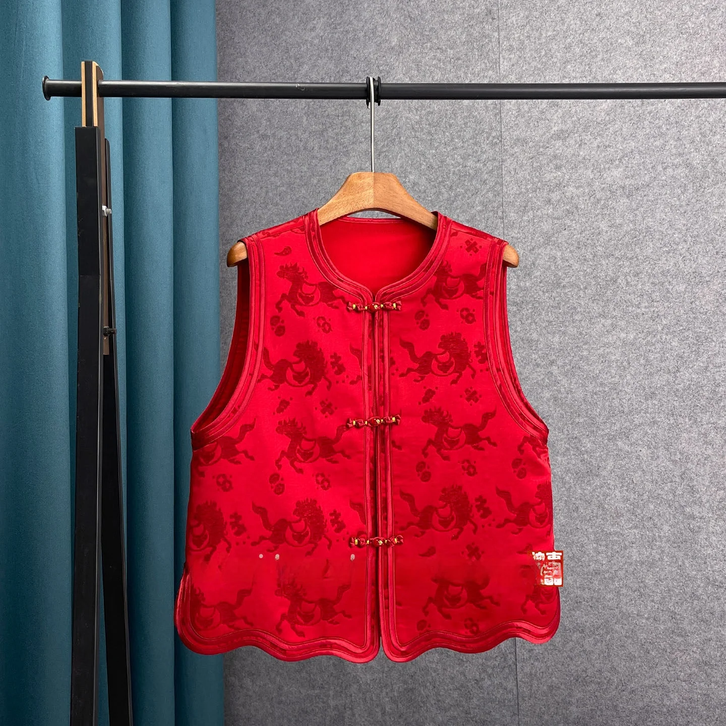 Новая китайская красная вышитая женская жилетка 2025 года, модная универсальная модель с отложным воротником на пуговицах, в национальном стиле, для ношения под одеждой
Новая китайская красная вышитая женская жилетка 2025 года, модная универсальная модель с отложным воротником на пуговицах, в национальном стиле, для ношения под одеждой