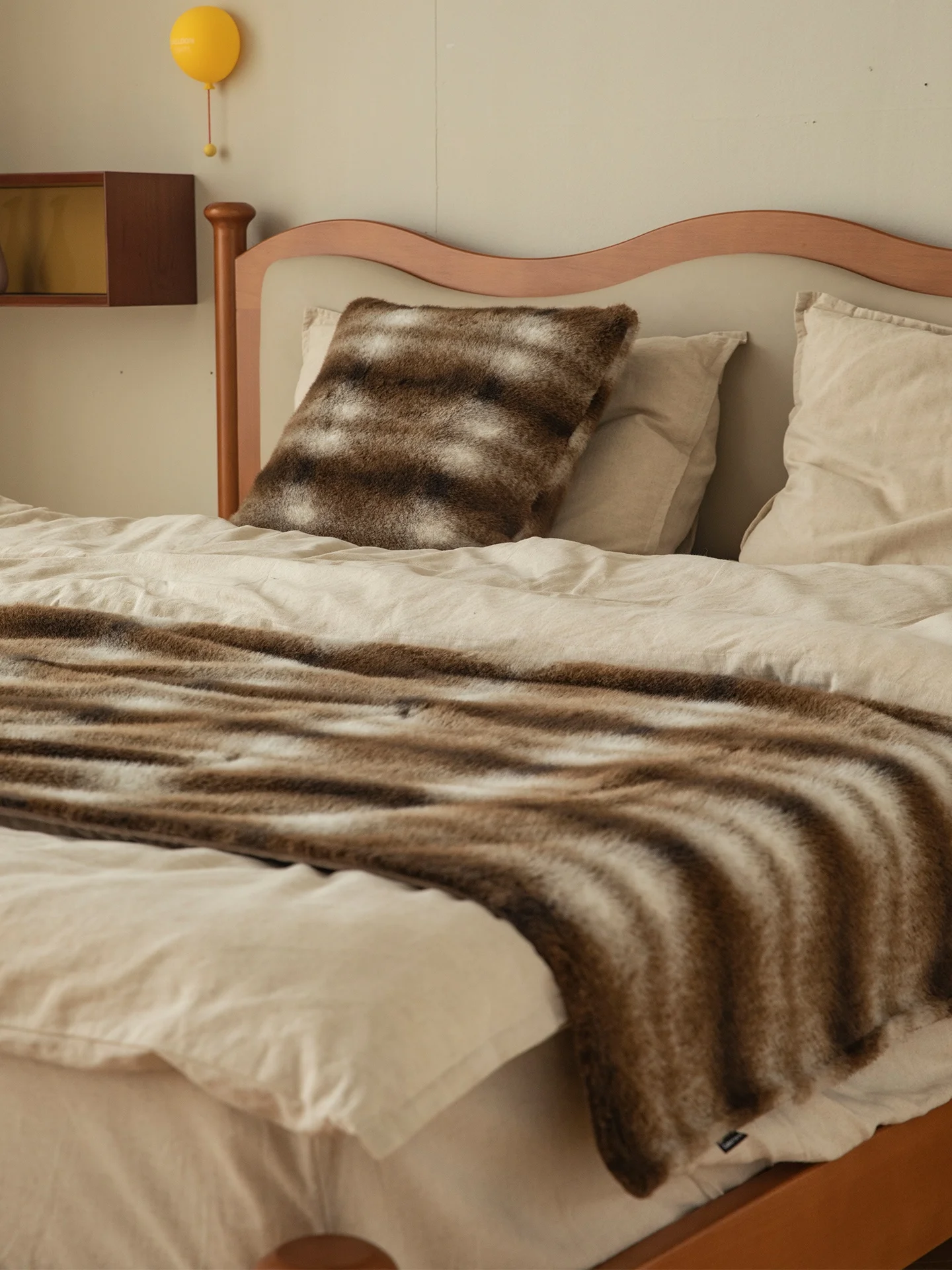 Cbhome Premium Gradient Faux Fur Blanket Soft Plush Sofa Decorative Coverlet Couch Bed Head Warm Cotton Knitted Throw Blanket
Cbhome Premium Gradient Faux Fur Blanket Soft Plush Sofa Decorative Coverlet Couch Bed Head Warm Cotton Knitted Throw Blanket