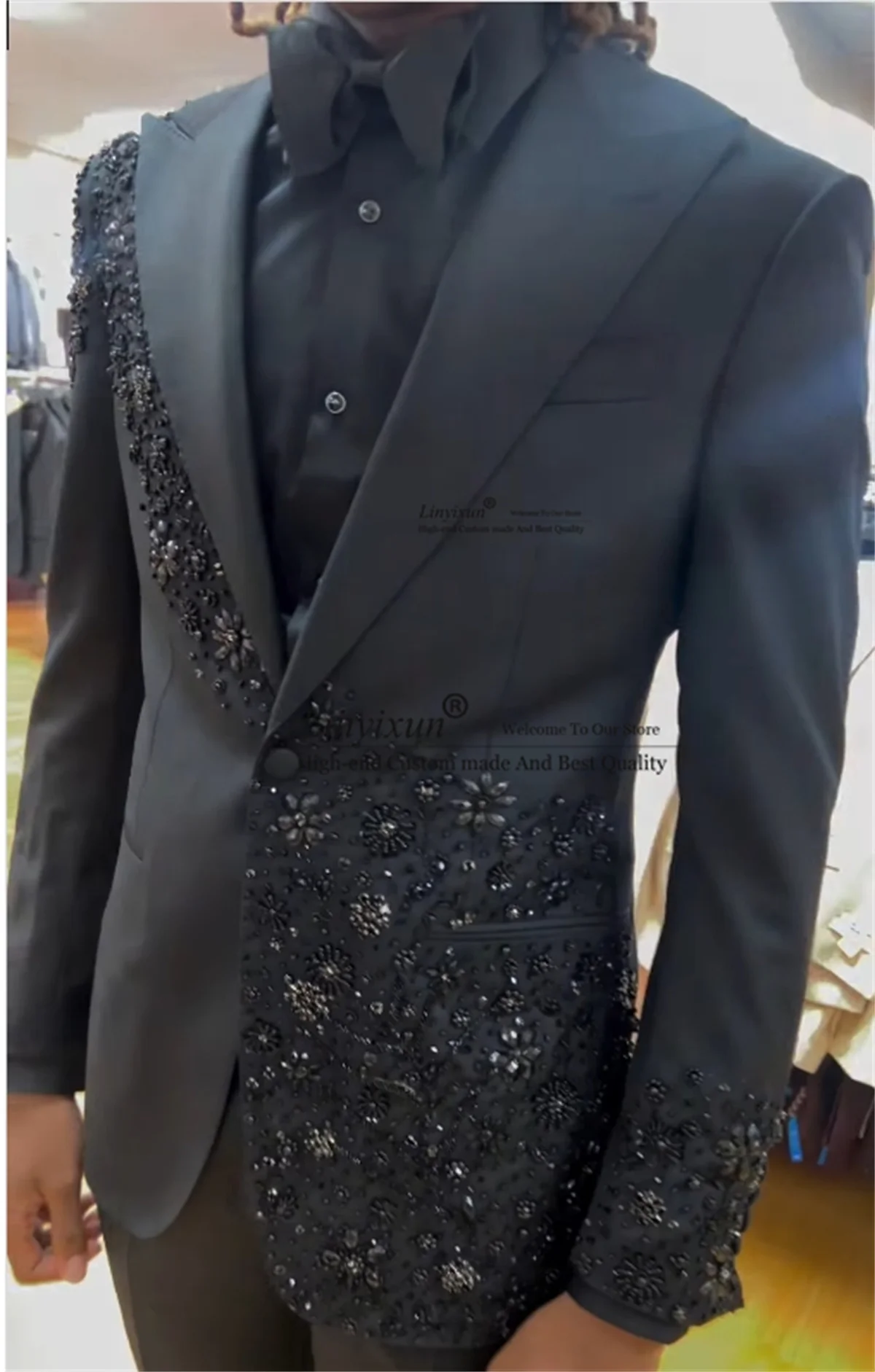 Sparkly Gem Crystals Men Suits Customized Wedding trajes para hombre 2 Pieces Sets Male Prom Blazer Peaked Lapel Groom Tuxedos
Sparkly Gem Crystals Men Suits Customized Wedding trajes para hombre 2 Pieces Sets Male Prom Blazer Peaked Lapel Groom Tuxedos