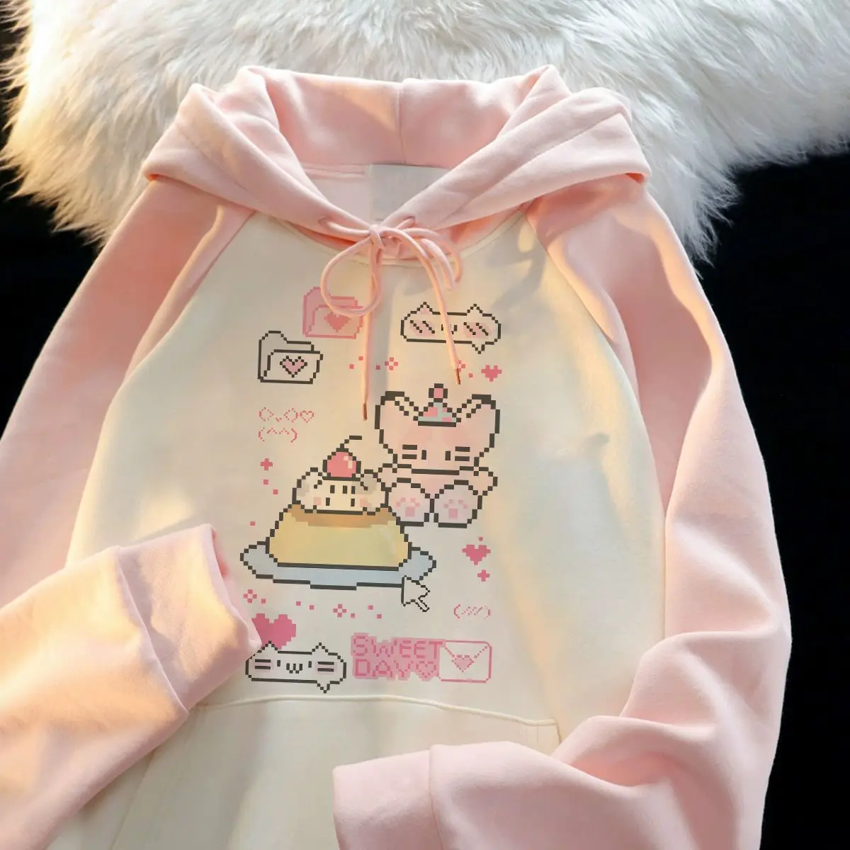 Японский мультяшный милый пиксельный торт с капюшоном для женщин, осенне-зимняя новая свободная верхняя куртка
Японский мультяшный милый пиксельный торт с капюшоном для женщин, осенне-зимняя новая свободная верхняя куртка