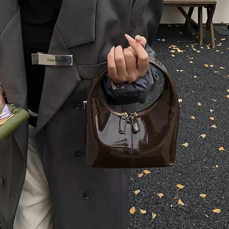 Новая модная женская сумка 2026 года: простая, в конфетных цветах, с вышивкой, элегантная, в свежем стиле, портативная, маленькая.
Новая модная женская сумка 2026 года: простая, в конфетных цветах, с вышивкой, элегантная, в свежем стиле, портативная, маленькая.