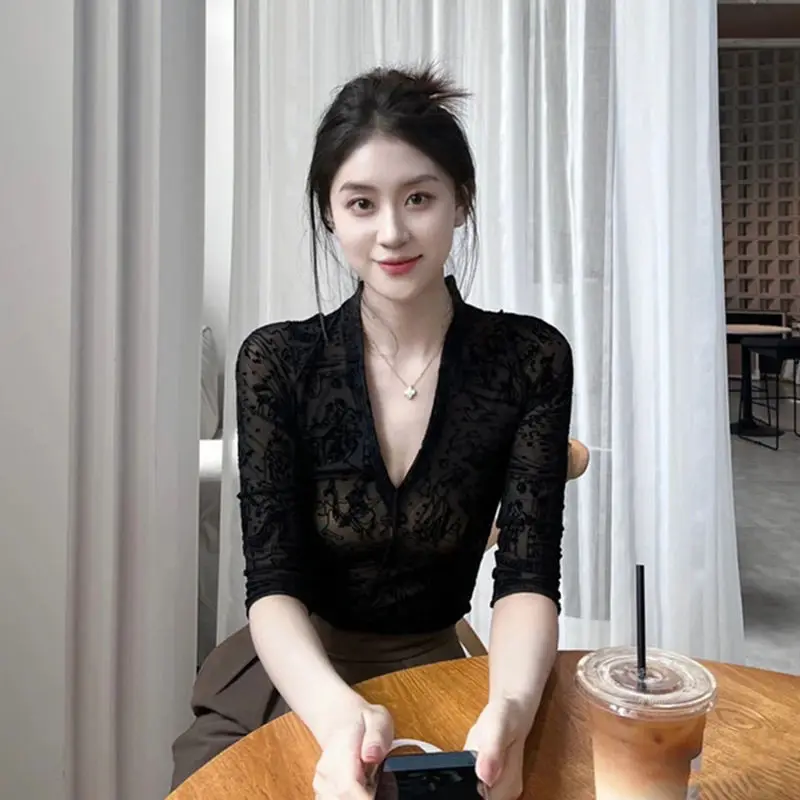 Low-Neck Lace Base Shirt Women's Inner Fashionable Short Mesh Waist Card V-Neck Top Sexy See-Through Autumn Commute Style
Low-Neck Lace Base Shirt Women's Inner Fashionable Short Mesh Waist Card V-Neck Top Sexy See-Through Autumn Commute Style