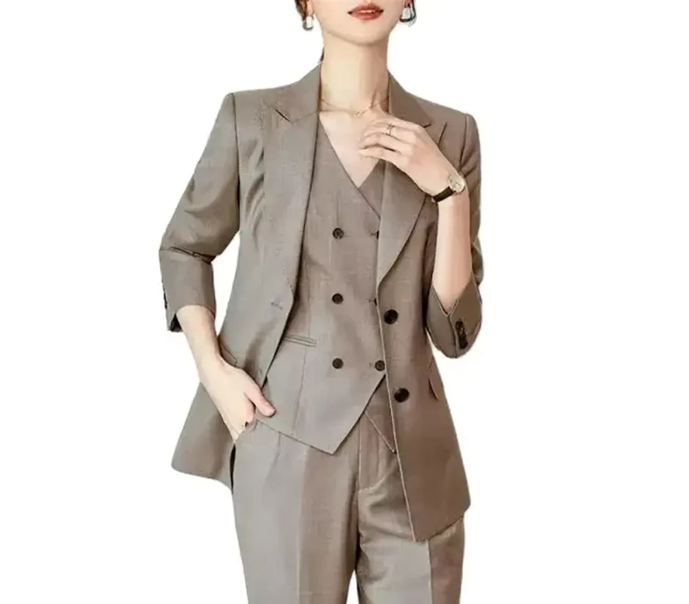 Элегантный женский костюм: пиджак, жилет, брюки. Новинка осени. Комплект для работы, выступлений и экзаменов. Брюки с высокой талией.
Элегантный женский костюм: пиджак, жилет, брюки. Новинка осени. Комплект для работы, выступлений и экзаменов. Брюки с высокой талией.