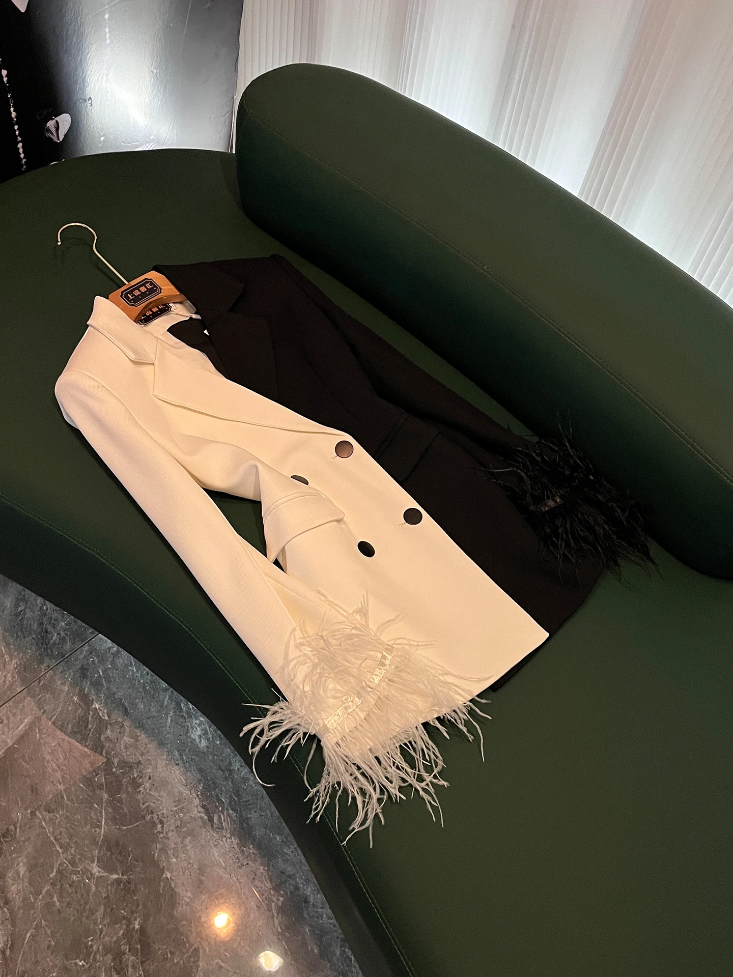 Elegant Double-Row Button Ostrich Feather Suit Jacket for Women Stylish Slimming Professional Outfit Summer 2026 Fashion
Elegant Double-Row Button Ostrich Feather Suit Jacket for Women Stylish Slimming Professional Outfit Summer 2026 Fashion