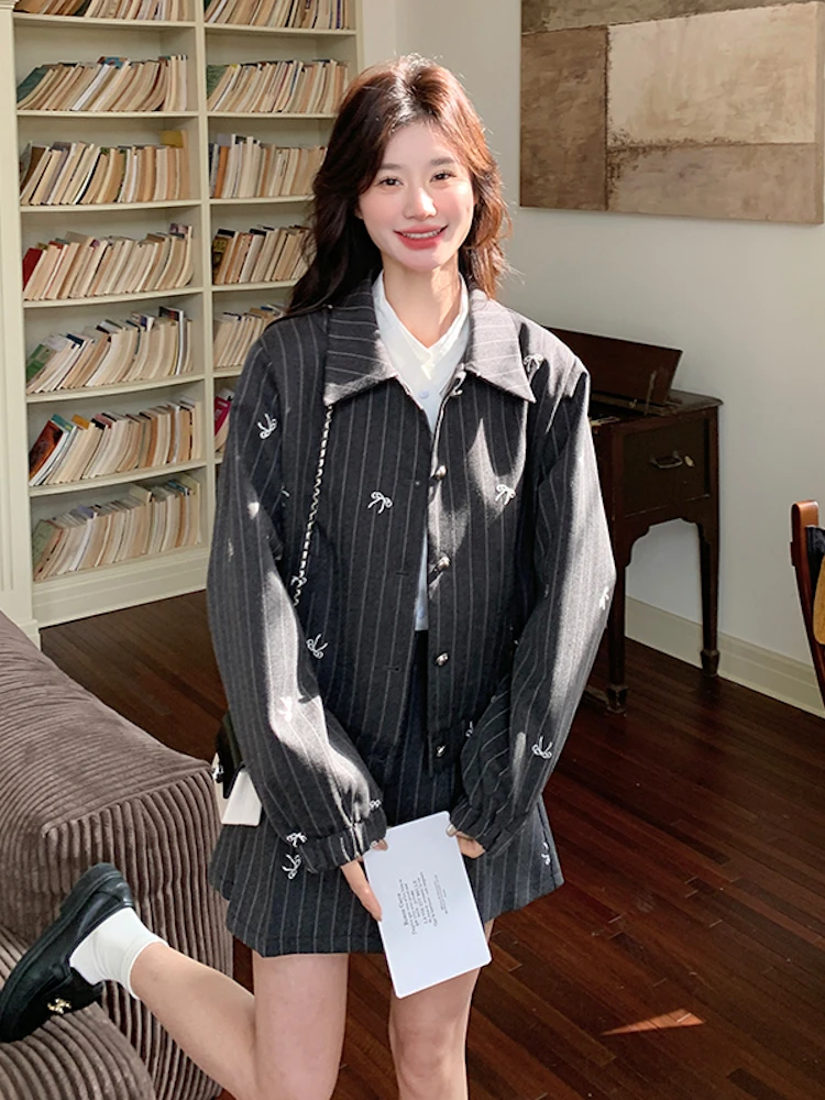 Grey college style set for women in spring autumn 2025 bow embroidery lapel jacket and short skirt two-piece set
Grey college style set for women in spring autumn 2025 bow embroidery lapel jacket and short skirt two-piece set