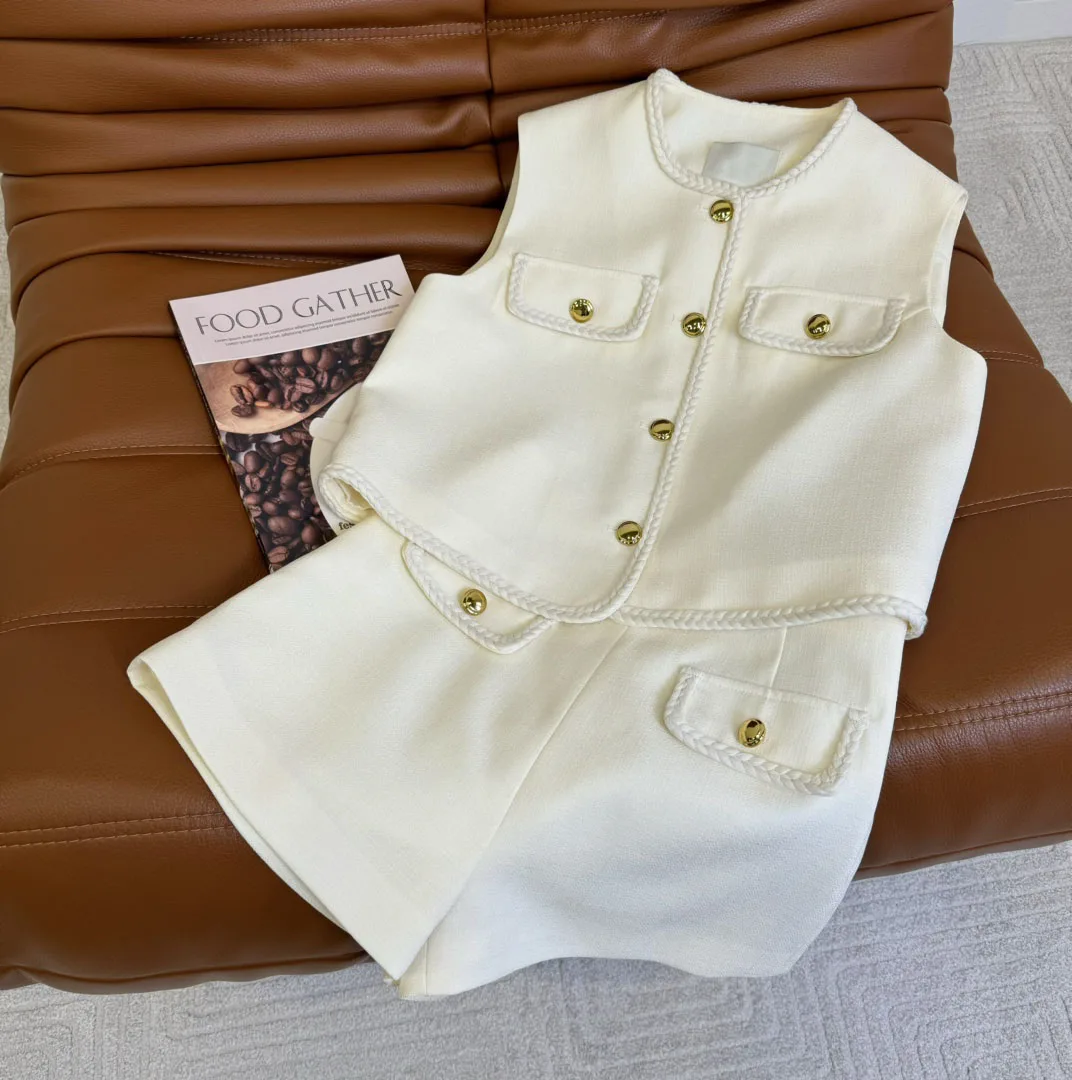 2024 Spring/Summer New Women's Wear Trim Design Gold Buckle round Neck Vest Top and High Waist Shorts Suit 0424
2024 Spring/Summer New Women's Wear Trim Design Gold Buckle round Neck Vest Top and High Waist Shorts Suit 0424