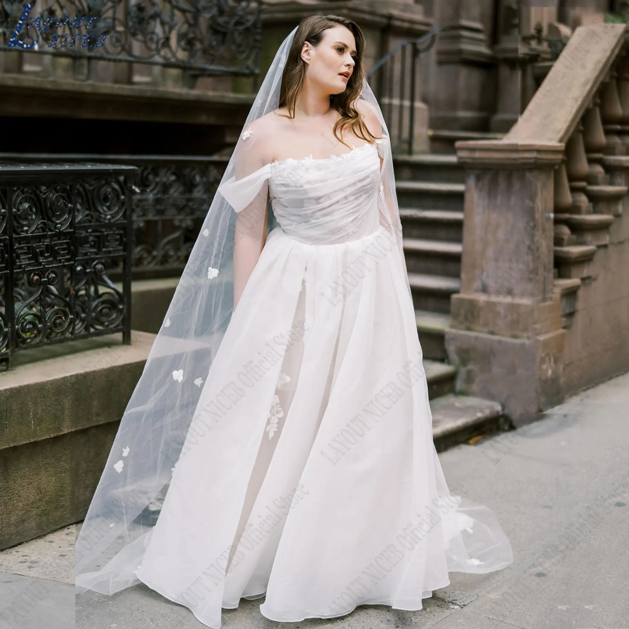 LAYOUT NICEB Off Shoulder Chiffon Wedding Gowns 2024 Plus Size A-Line Bride Dresses Boat Neck Appliques Backless robes de mariée
LAYOUT NICEB Off Shoulder Chiffon Wedding Gowns 2024 Plus Size A-Line Bride Dresses Boat Neck Appliques Backless robes de mariée